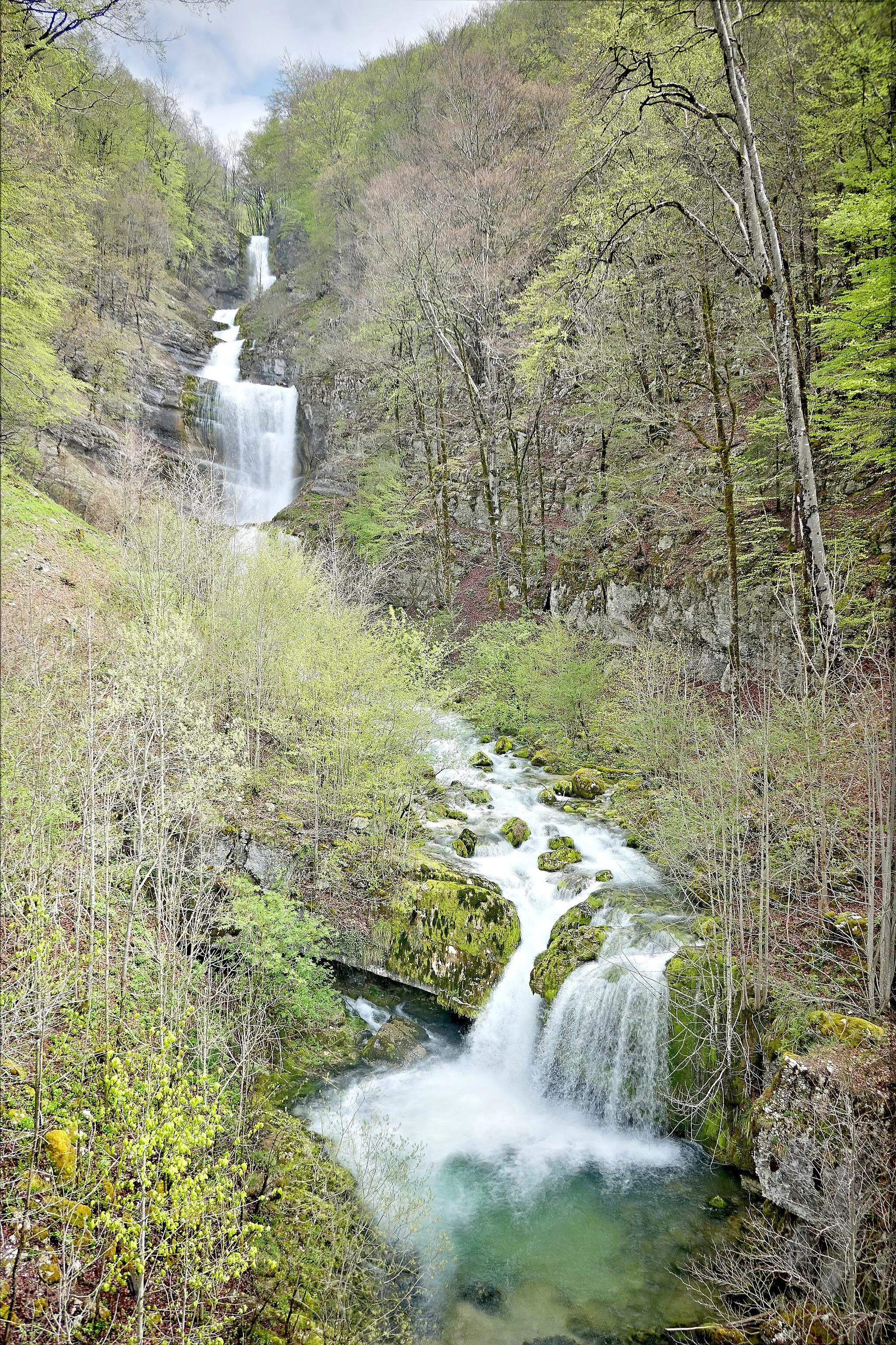 Photo showing: La cascade du Bief de la Ruine est la plus haute cascade du Jura avec plus de 110m de dénivelé et 350m de longueur. Cette photo est prise depuis le viaduc de l'ancienne voie ferrée.