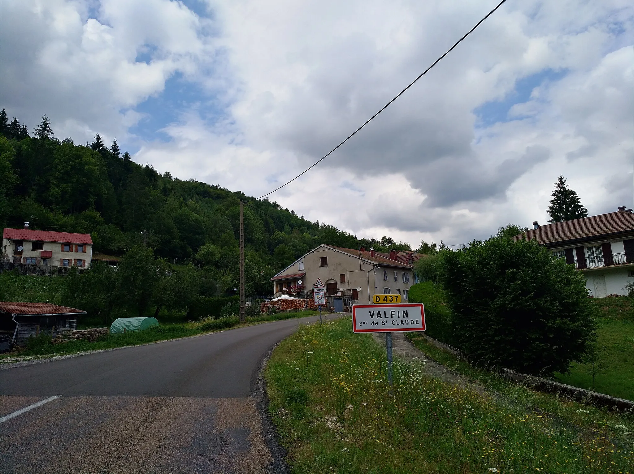 Photo showing: Entrée dans le village de Valfin-lès-Saint-Claude (Jura, France), sur la route départementale 437 depuis Saint-Claude.