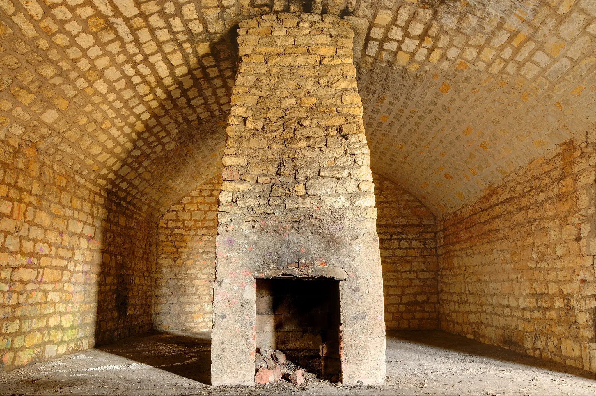Photo showing: Une cheminée dans le casernement de paix..
.

Bois d'Oye fortifications (HDR).