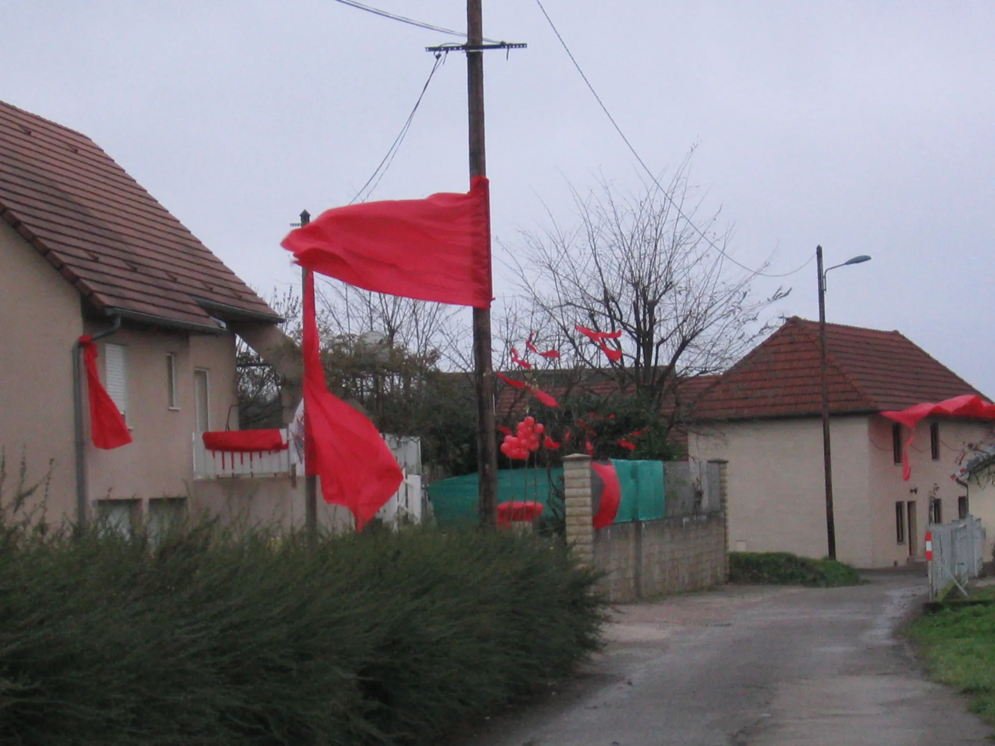 Photo showing: banderoles rouges et drapeaux rouges aux vaîtes