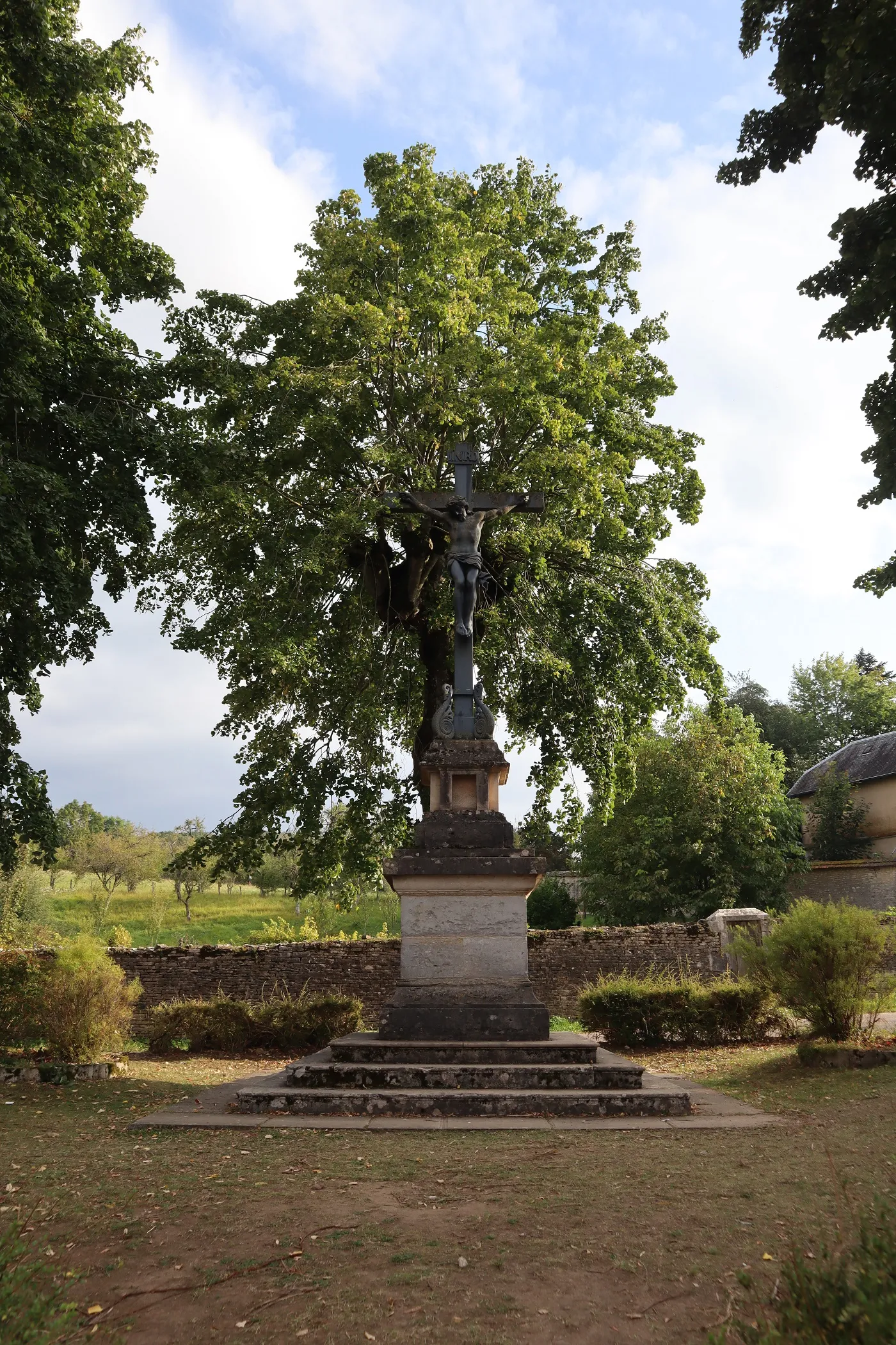 Photo showing: Calvaire de la place de l'église à Gy (70).