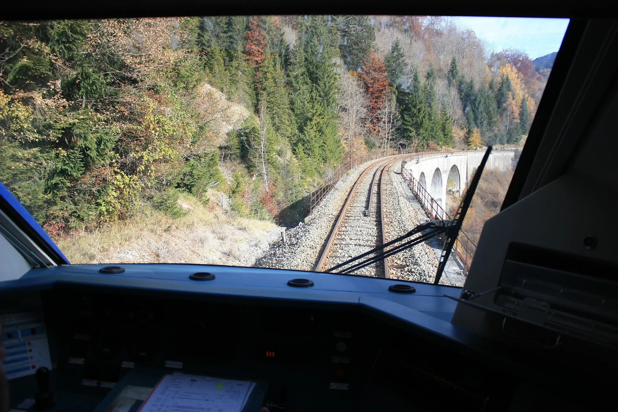 Photo showing: Vue de la cabine du X 73745 après la gare de Morez.