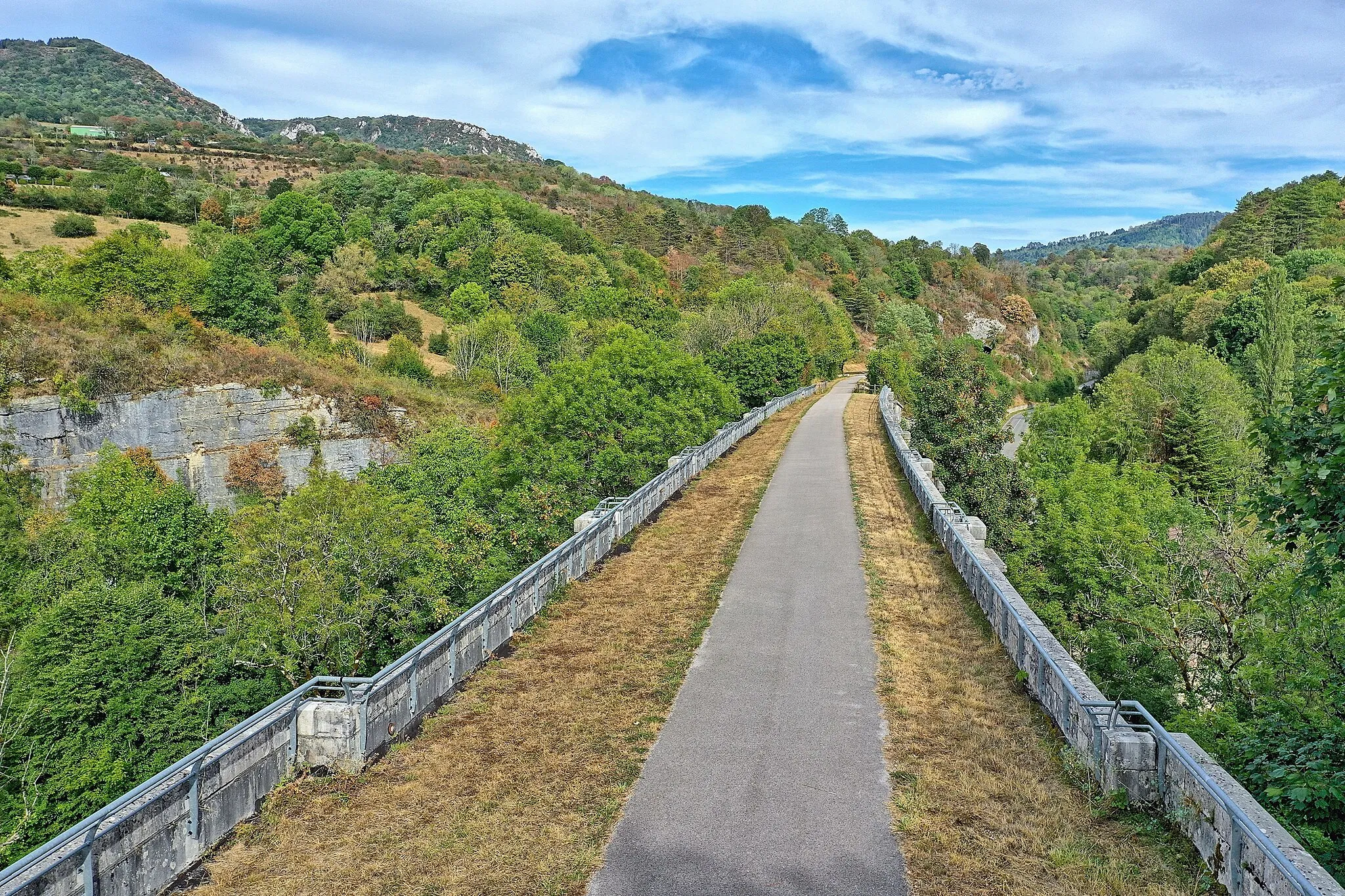 Photo showing: Voie verte sur le viaduc de l'ancienne ligne de Mouchard à Salins-les-Bains