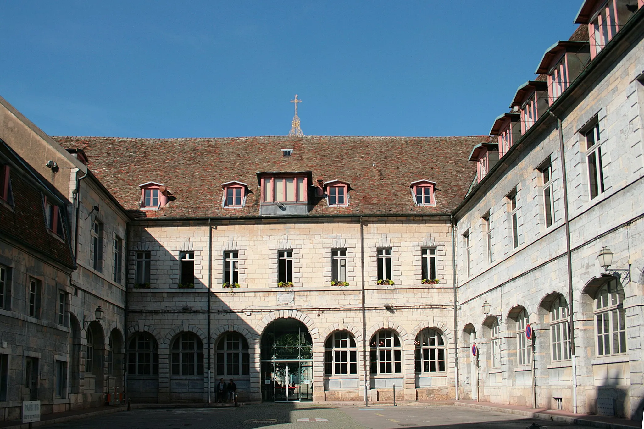 Photo showing: Besançon (Doubs - France), place de la 1ère Armée Française, 2 - Cour de l'ancien hôtel de ville (1393) remodelé et agrandi entre 1569 et 1573 par l'architecte Richard Maire.