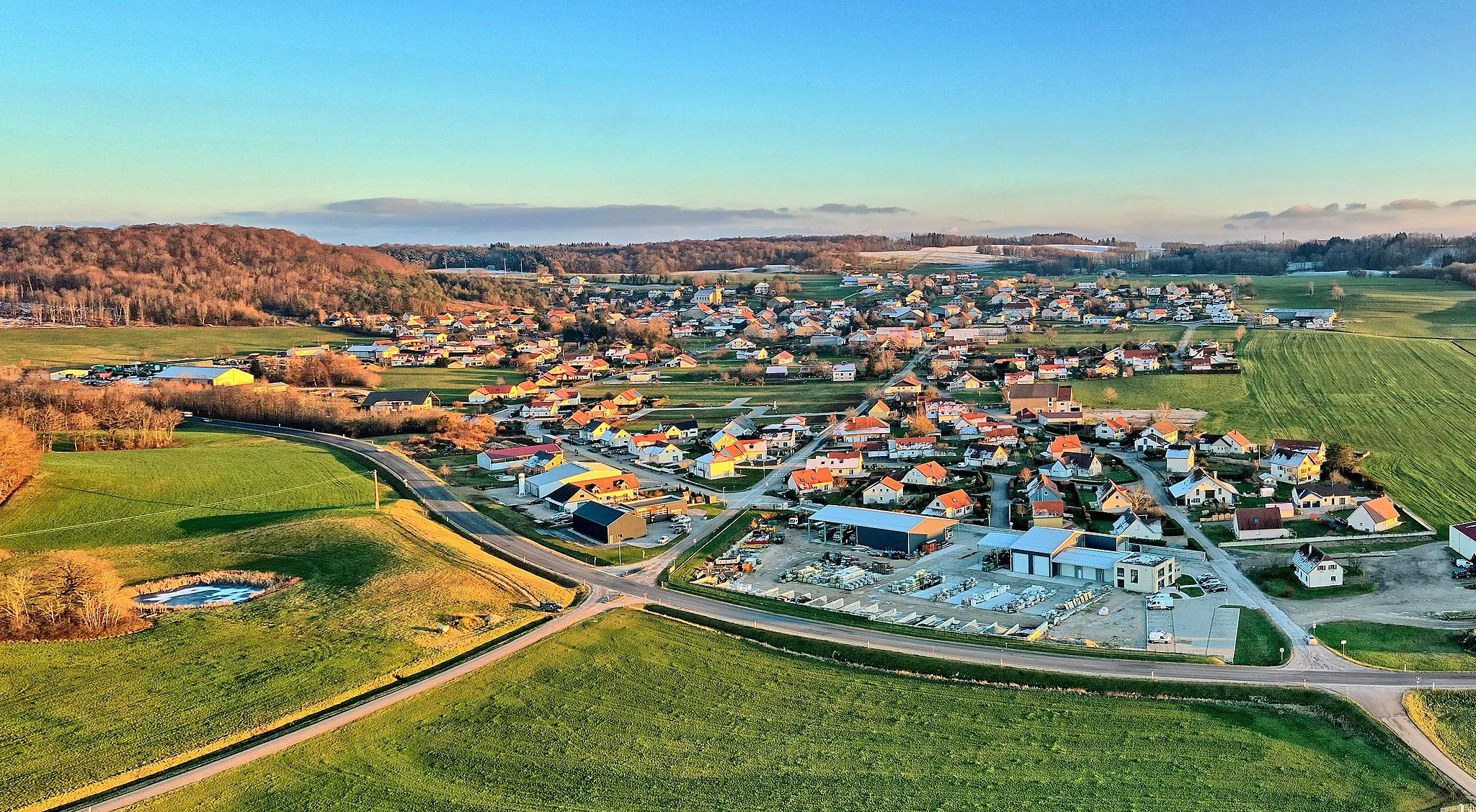 Photo showing: Vue générale du village de Tarcenay