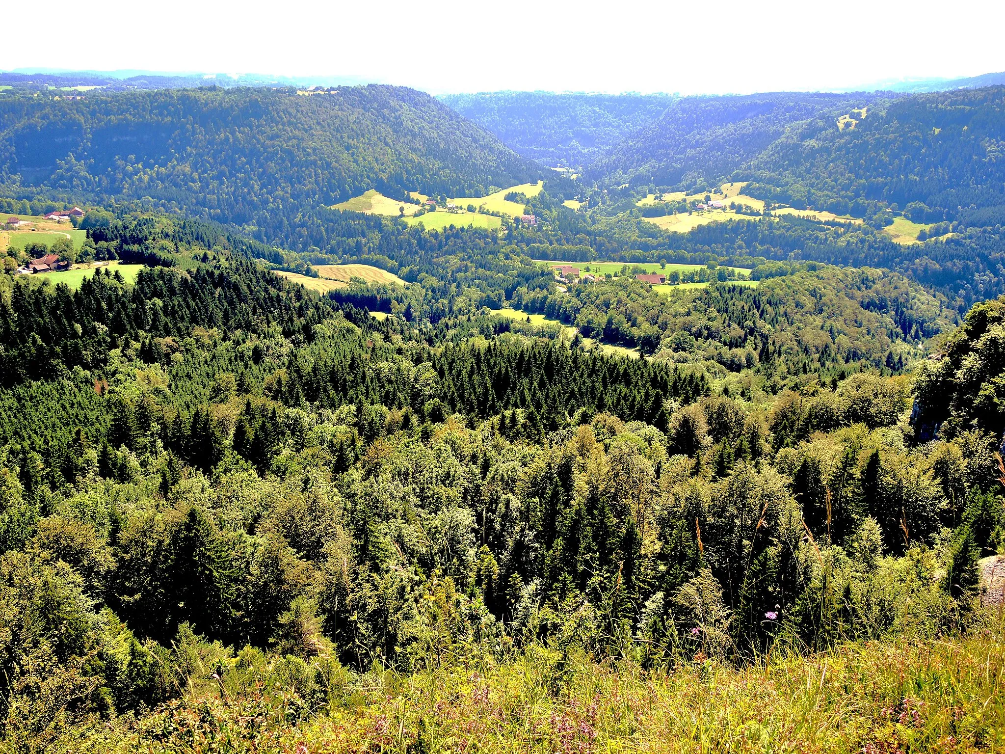 Photo showing: Panorama sur la vallée de Laval-le-Prieuré, depuis le belvédère du miroir.