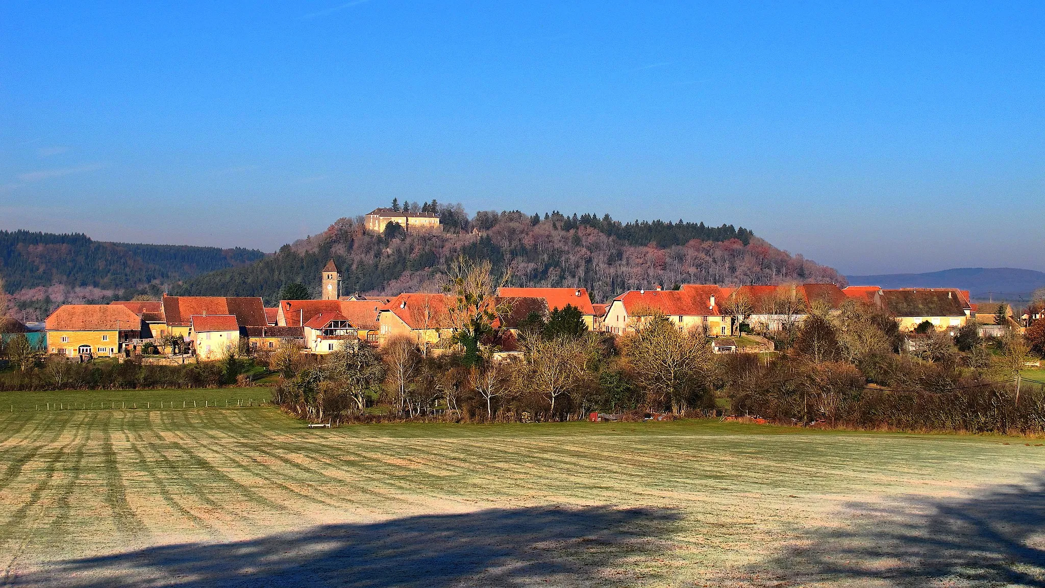 Photo showing: Le village vu depuis l'étang communal