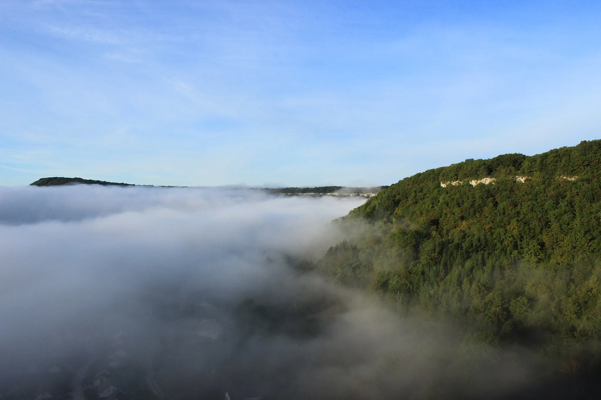 Photo showing: La vallée de la Loue vue depuis le château d'Ornans (vers l'ouest) recouverte par une "mer de nuages" (Doubs, France).