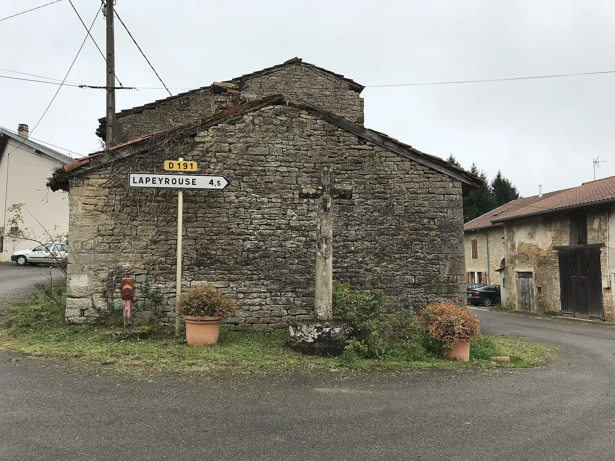 Photo showing: Rues, panneau et croix à Monnetay (Jura, France) octobre 2017.