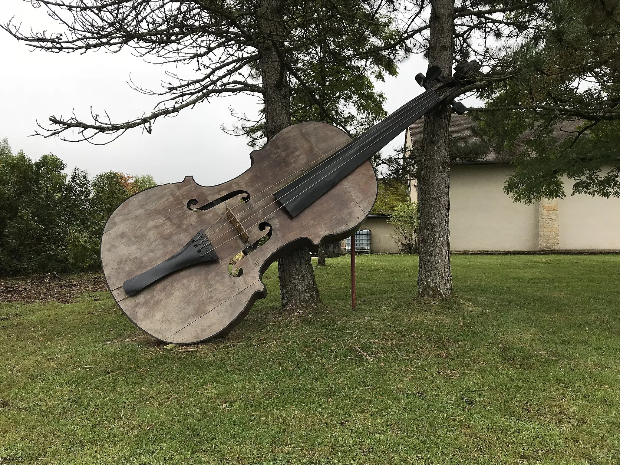 Photo showing: Sculpture de violon en bois à Monnetay (Jura, France) octobre 2017.