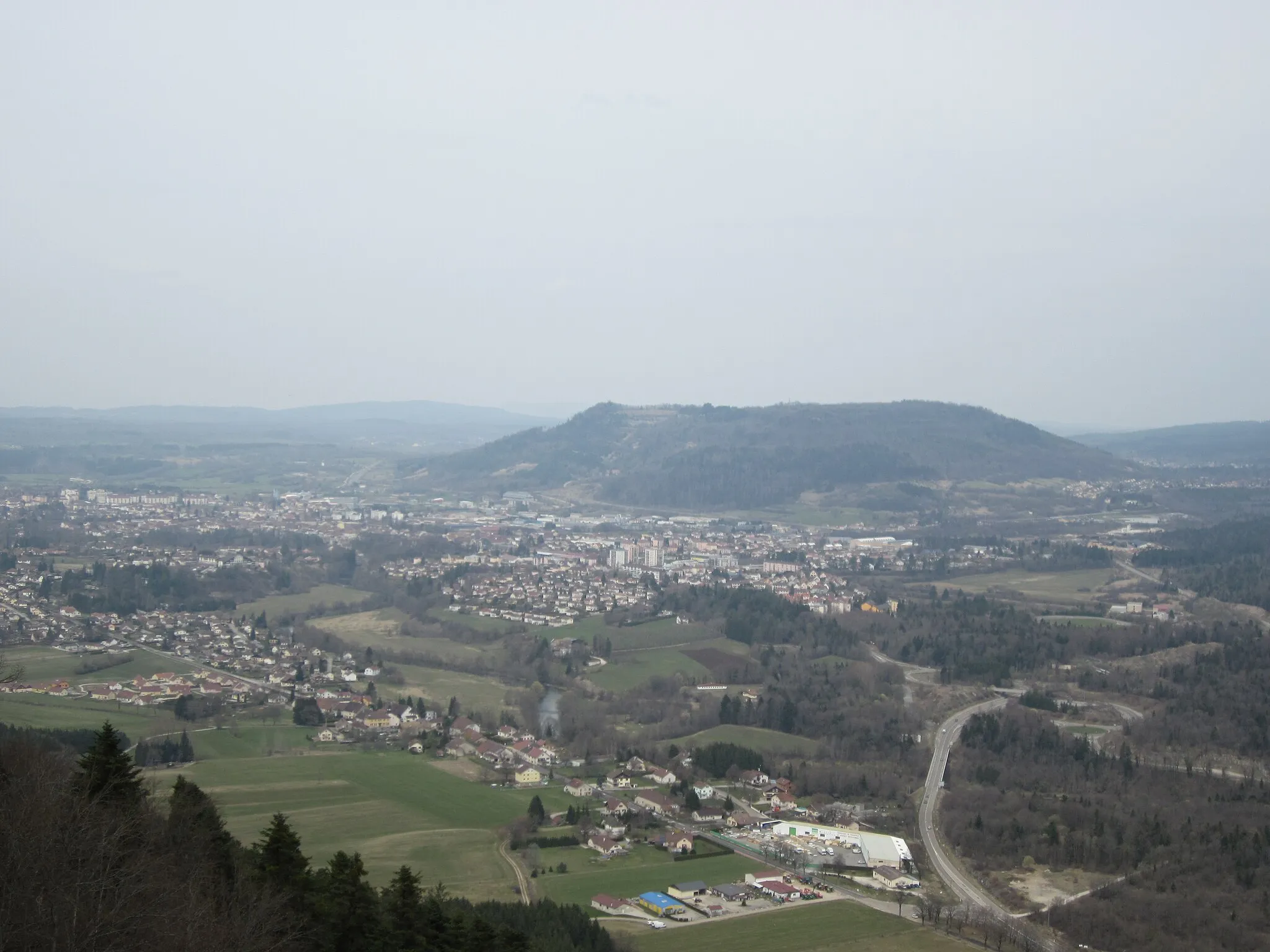 Photo showing: Paysage du Jura : Au premier plan le village de Cize, au 2e plan la ville de Champagnole, au 3e plan le Mont Rivel