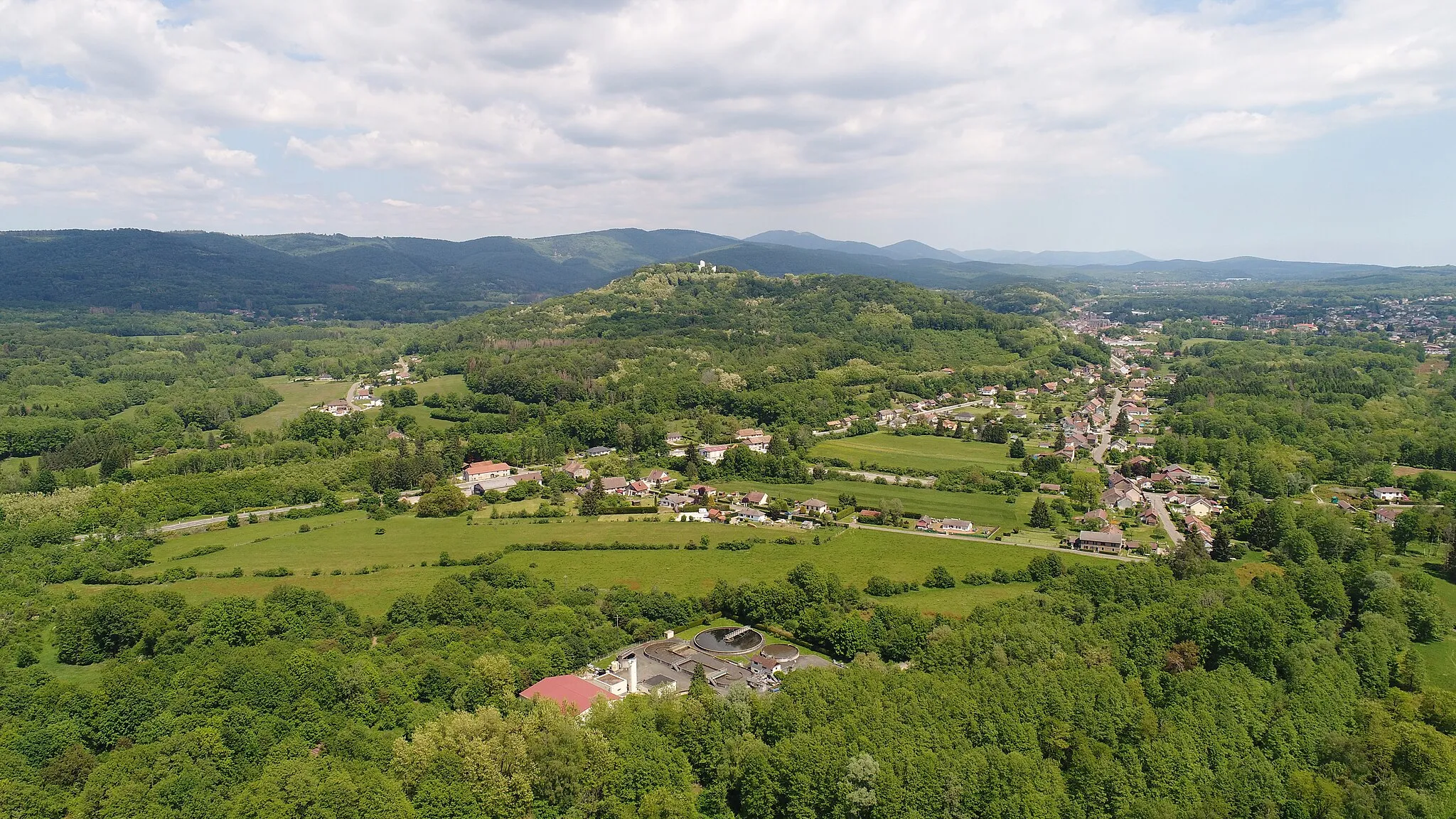 Photo showing: Vue aérienne de Ronchamp et de la colline de Bourlémont.