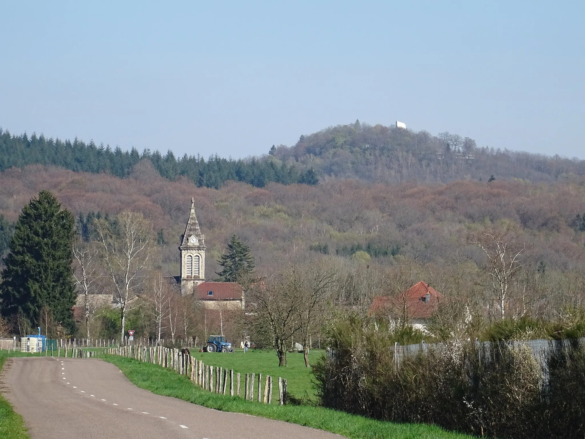 Photo showing: Vue éloignée de Malbouhans et le chapelle de Ronchamp, sur la colline de Bourlémont.