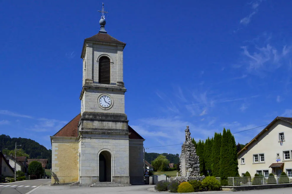 Photo showing: Vue du centre du village français de Cour-Saint-Maurice, dans le département du Doubs, à l'été 2022 : la grande rue, l'église Saint-Ursin, le monument aux morts et la mairie.