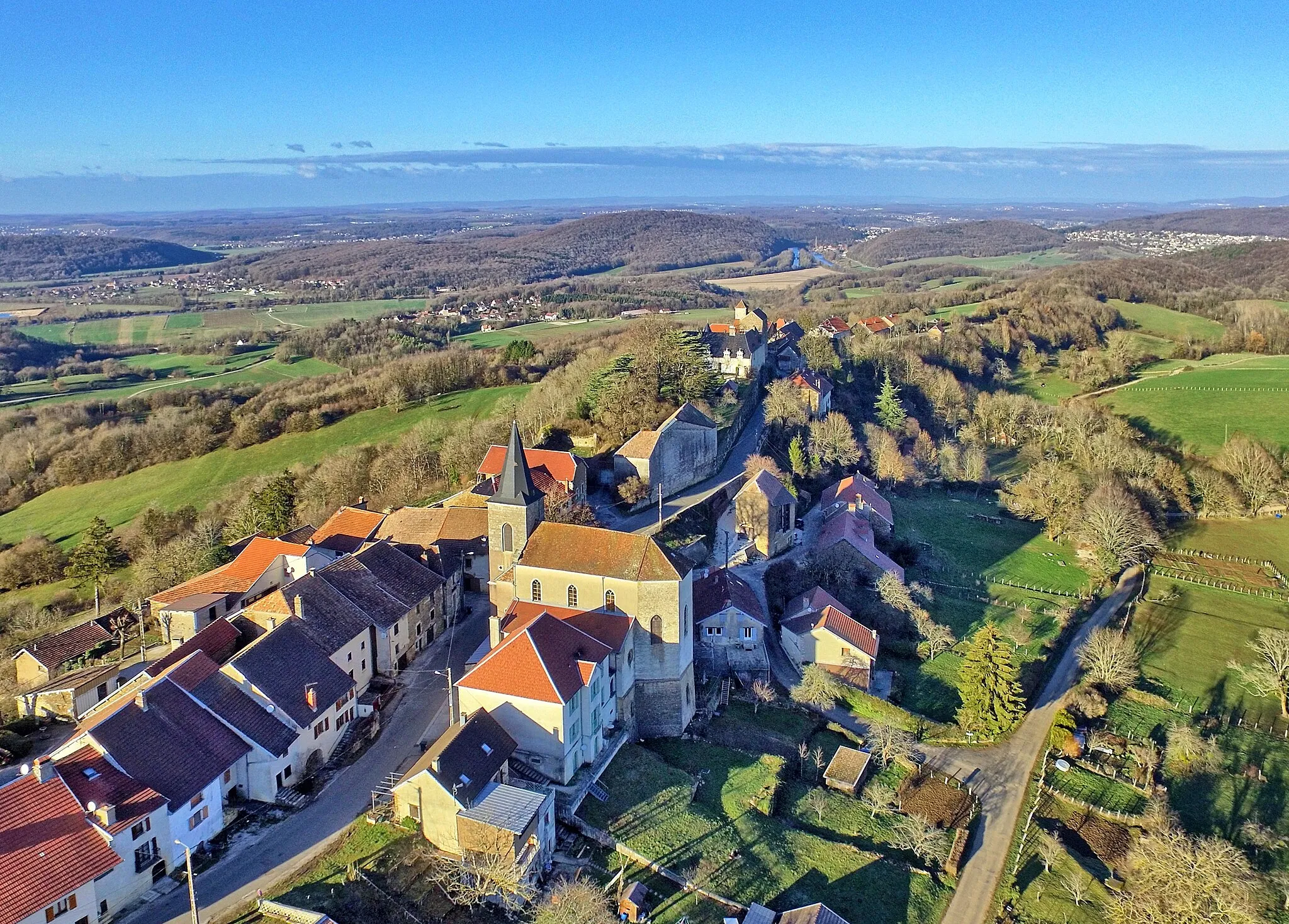 Photo showing: L'église au milieu du village