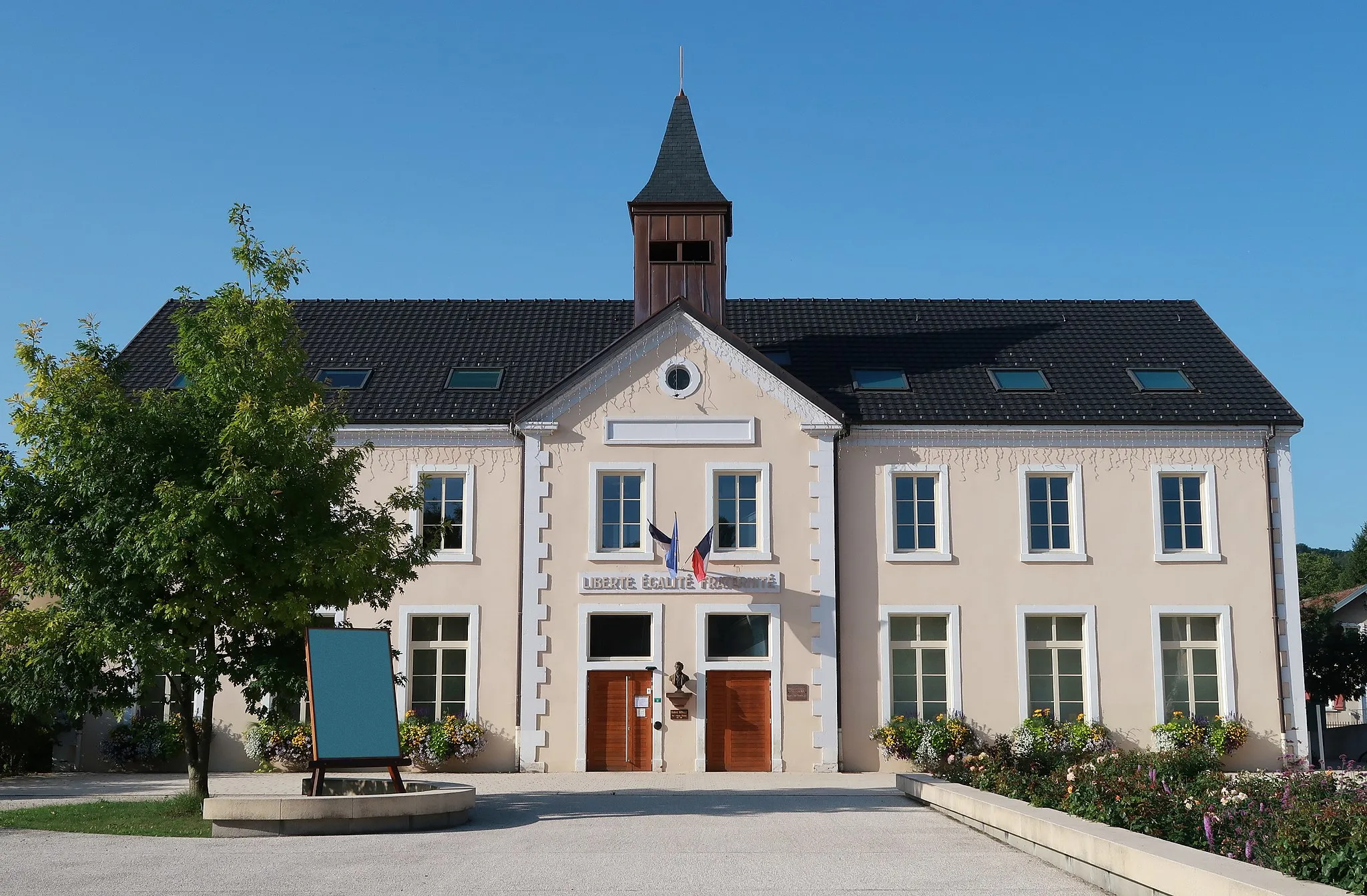 Photo showing: Town hall of Mandeure, Doubs, France (north side).