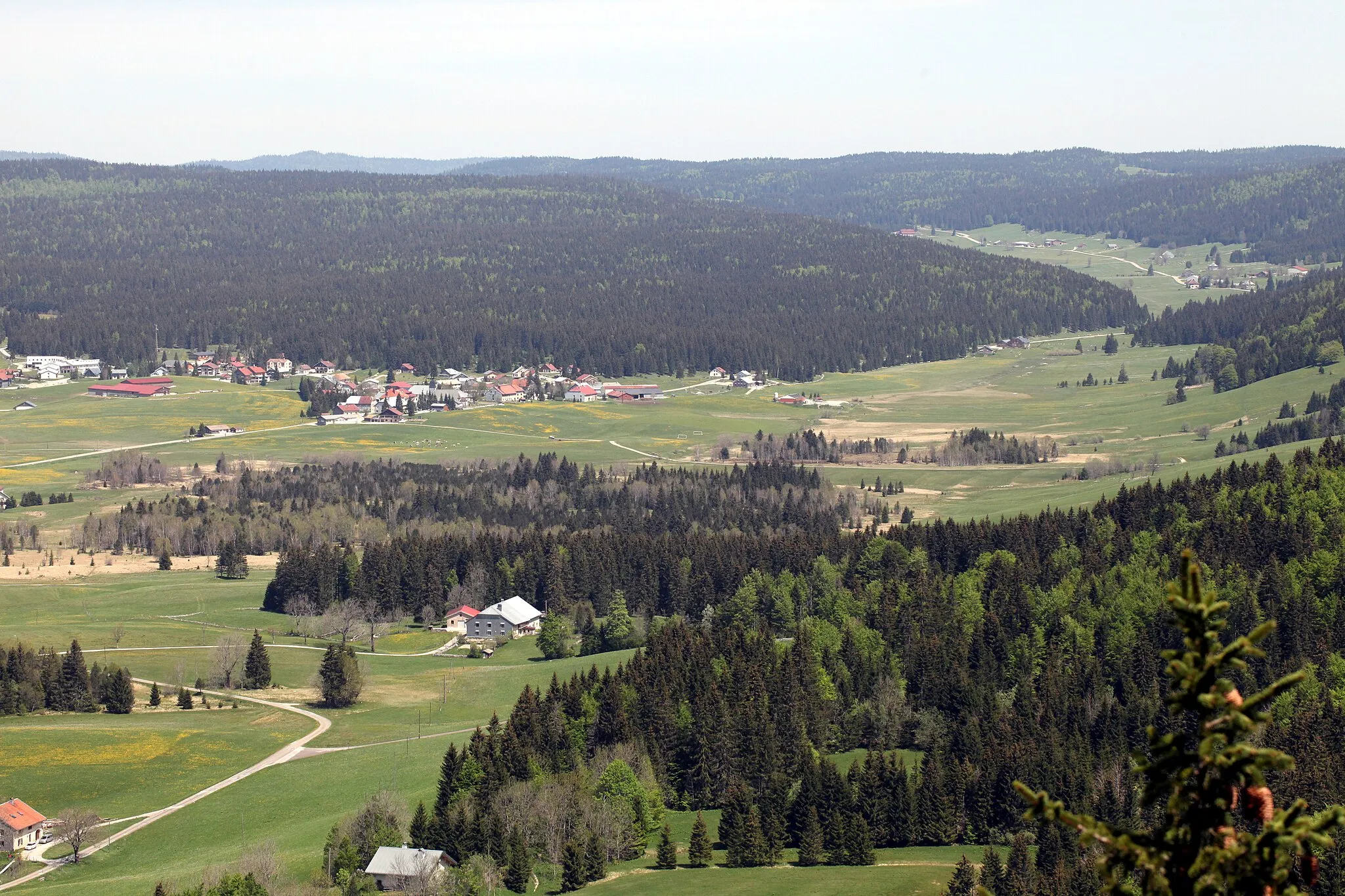 Photo showing: Vue de Chapelle-des-Bois depuis la Roche-Bernard.