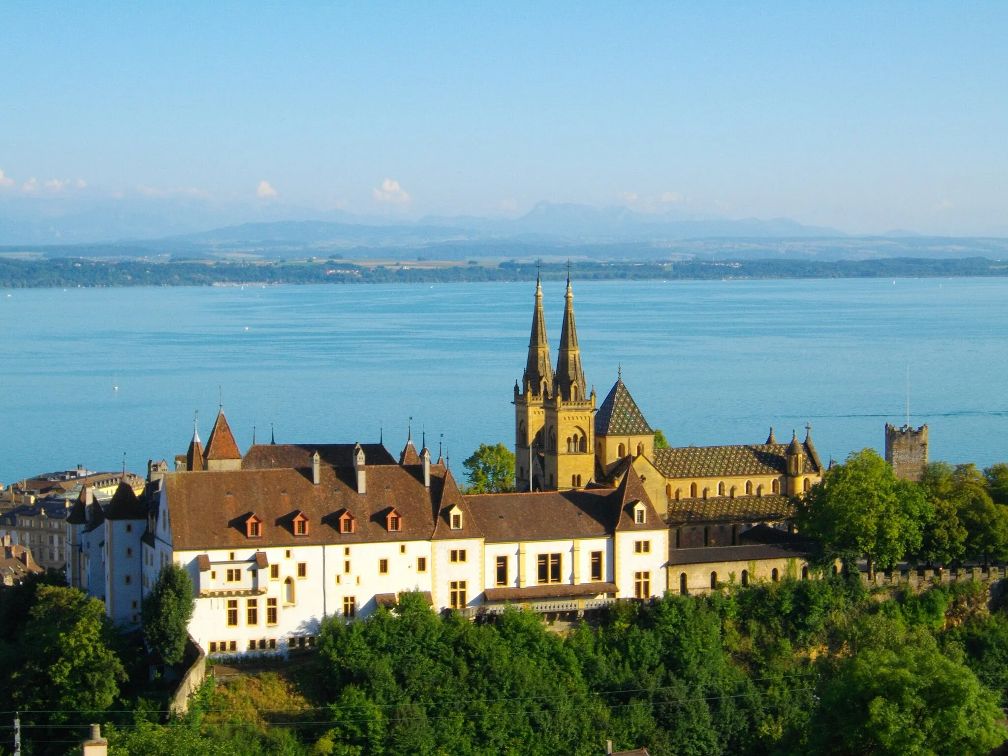 Photo showing: Eglise collégiale de Neuchâtel, vue depuis le haut de la ville.
