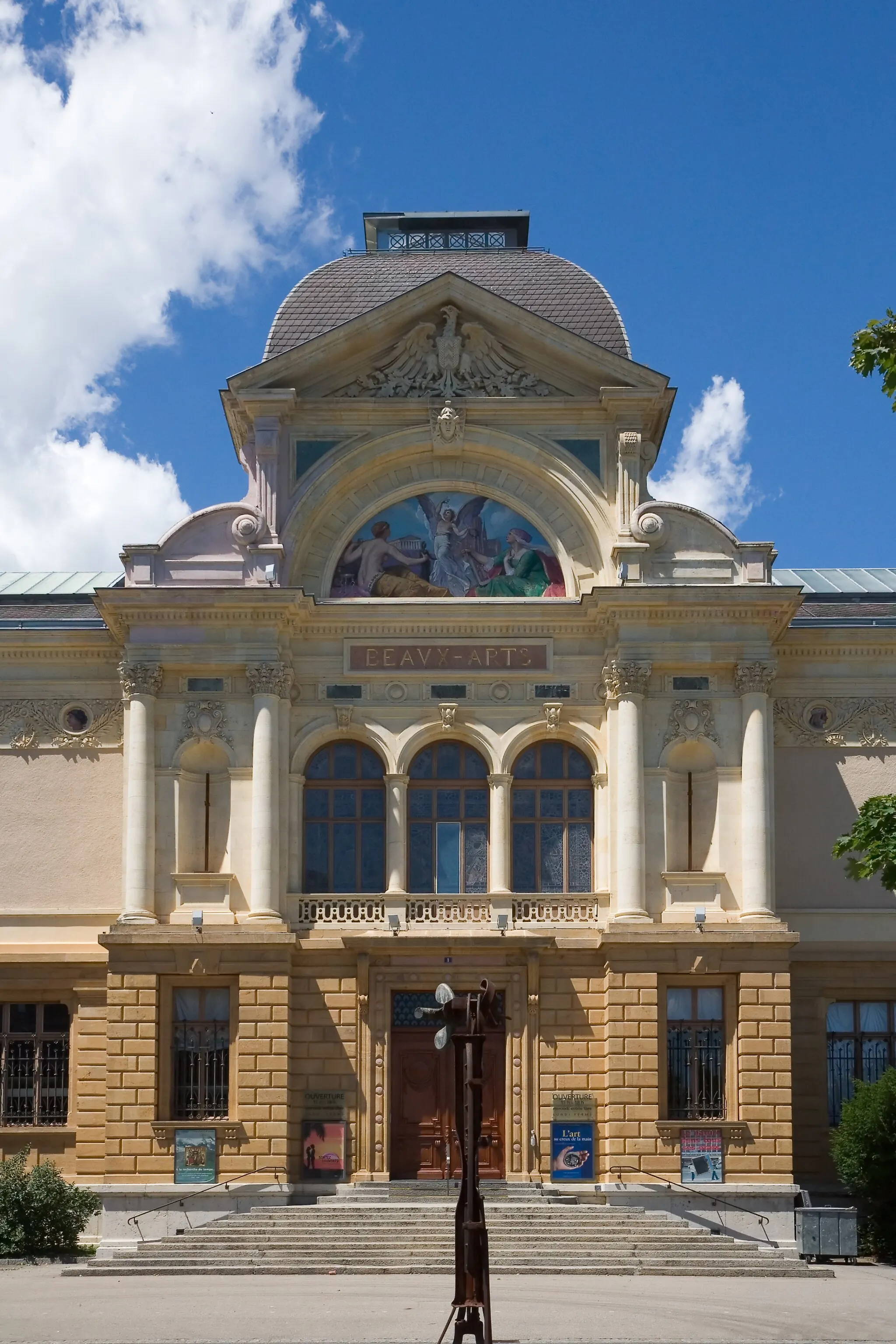 Photo showing: Hauptportal und Mittelrisalit des Kunstmuseums Neuenburg, Schweiz