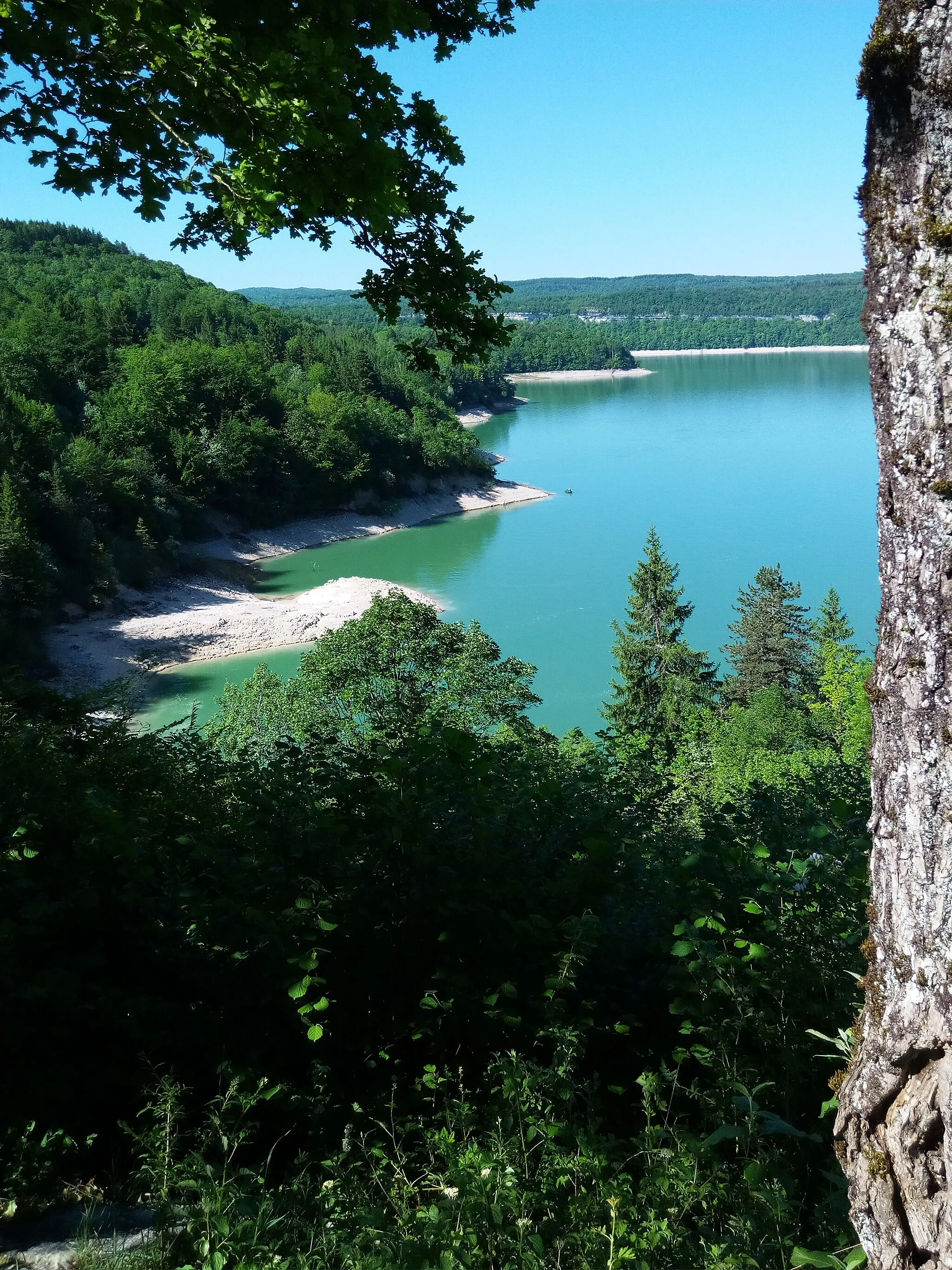 Photo showing: Le  lac de Vouglans vu des hauteurs de Coyron, Jura, France.