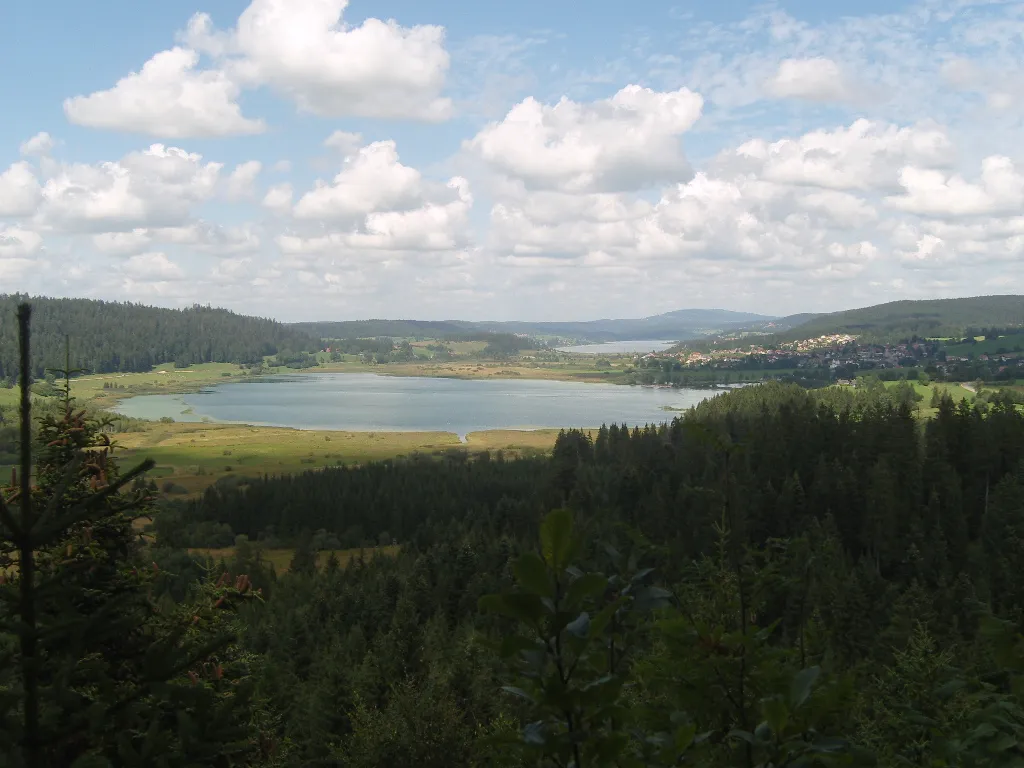 Photo showing: Lac de Remoray-Boujons, au premier plan, lac de Saint-Point, au second plan, vus depuis le "belvédère des Deux-Lacs", commune de Brey-et-Maison-du-Bois, Doubs, France.