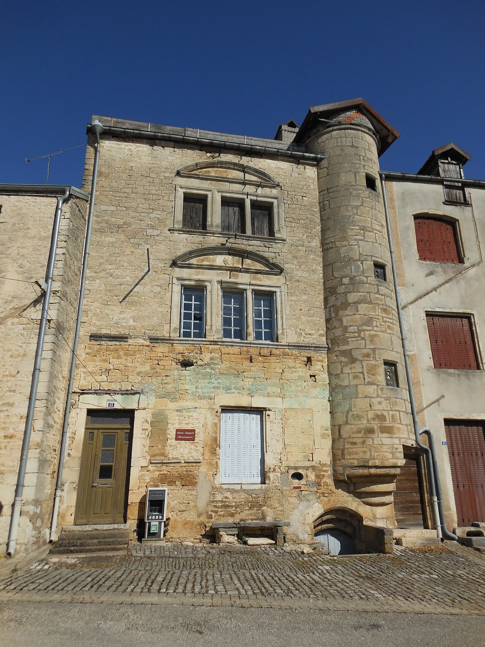 Photo showing: This building is indexed in the base Mérimée, a database of architectural heritage maintained by the French Ministry of Culture, under the reference PA70000069 .