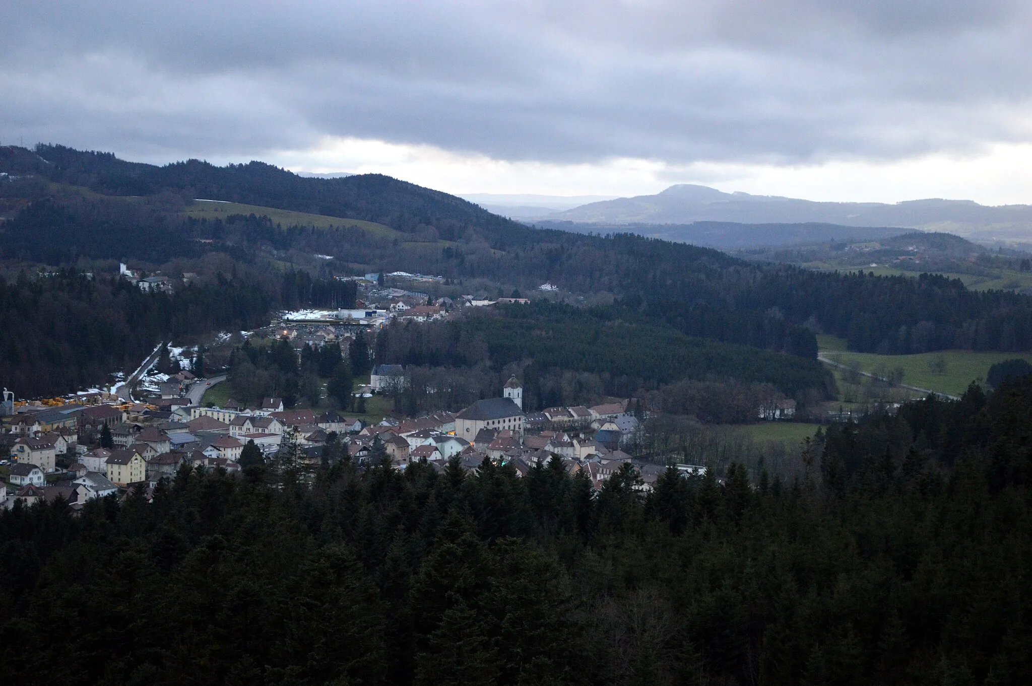 Photo showing: Vue de la ville française de Maiche (Doubs) et ses alentours depuis le belvédère de la Roche de Ruan.