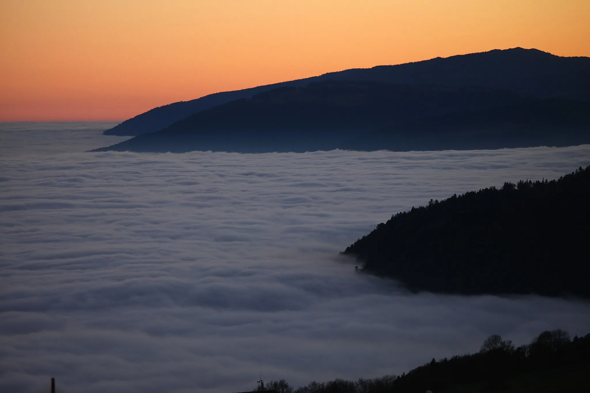 Photo showing: Une mer de nuages couvre le plateau suisse. Le chainon du Mont-Tendre dépasse.