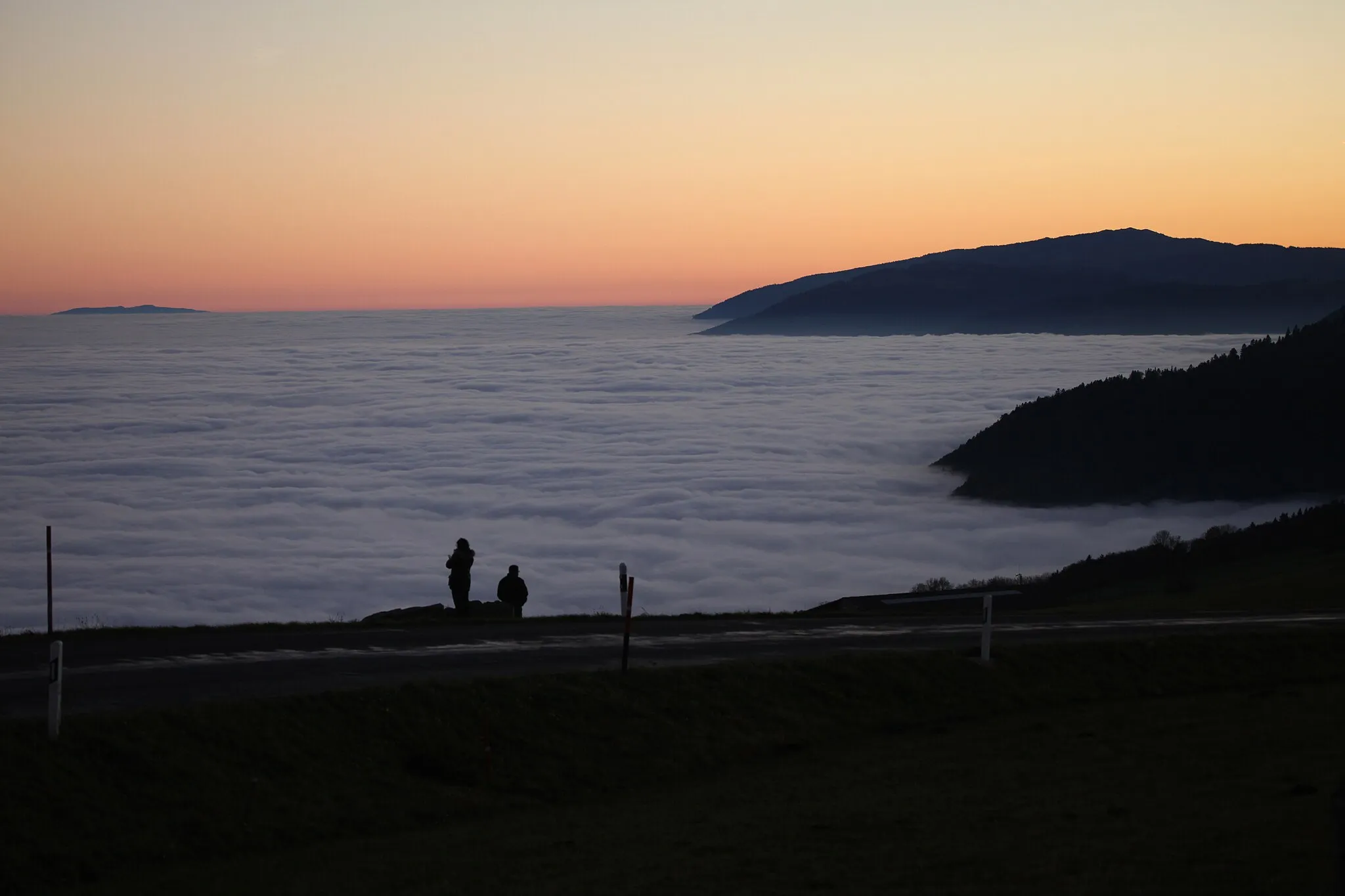 Photo showing: Une mer de nuages couvre le plateau suisse. Le chainon du Mont-Tendre dépasse.