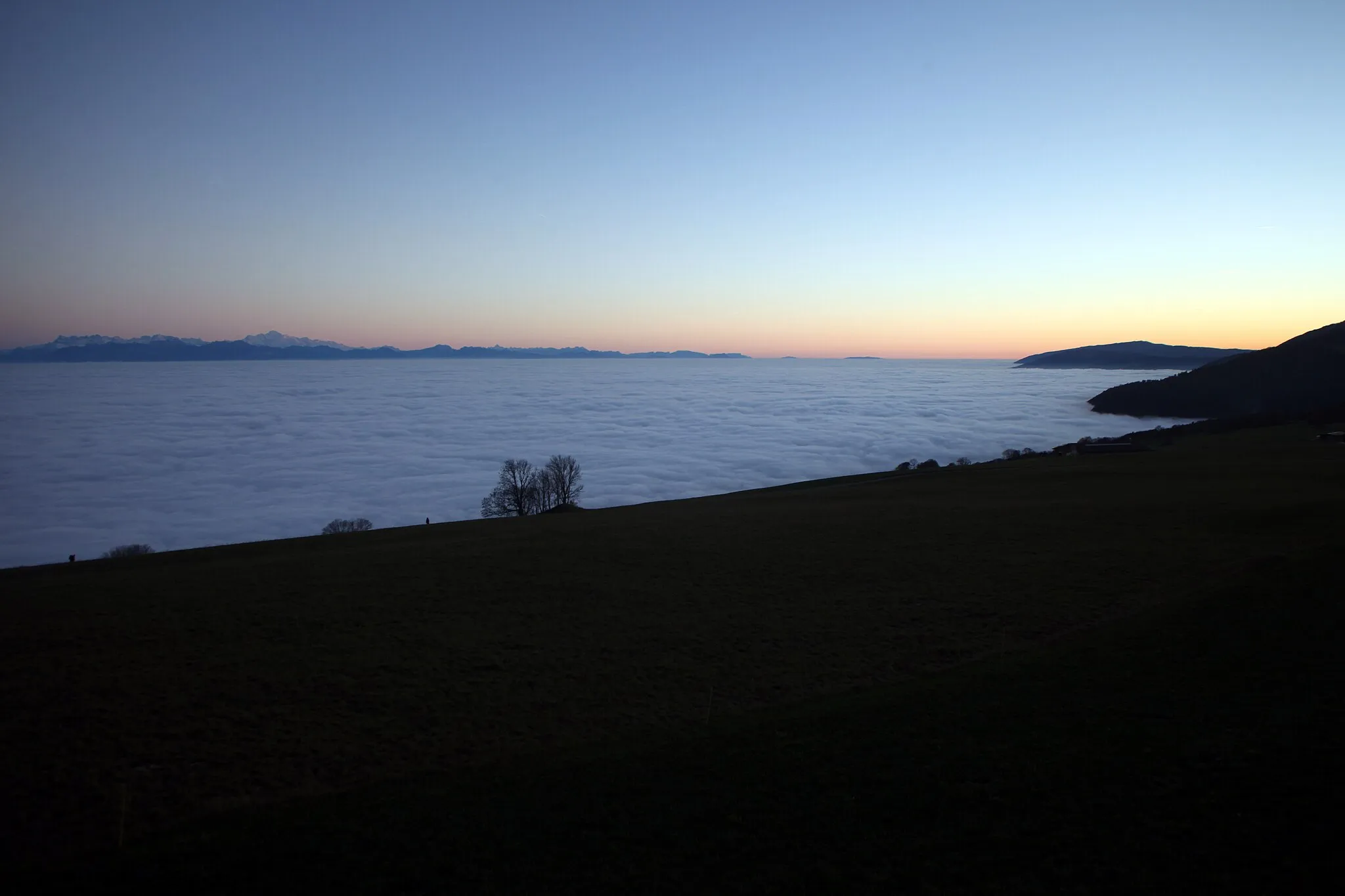 Photo showing: Une mer de nuages couvre le plateau suisse. Le Jura et les Alpes émergent.