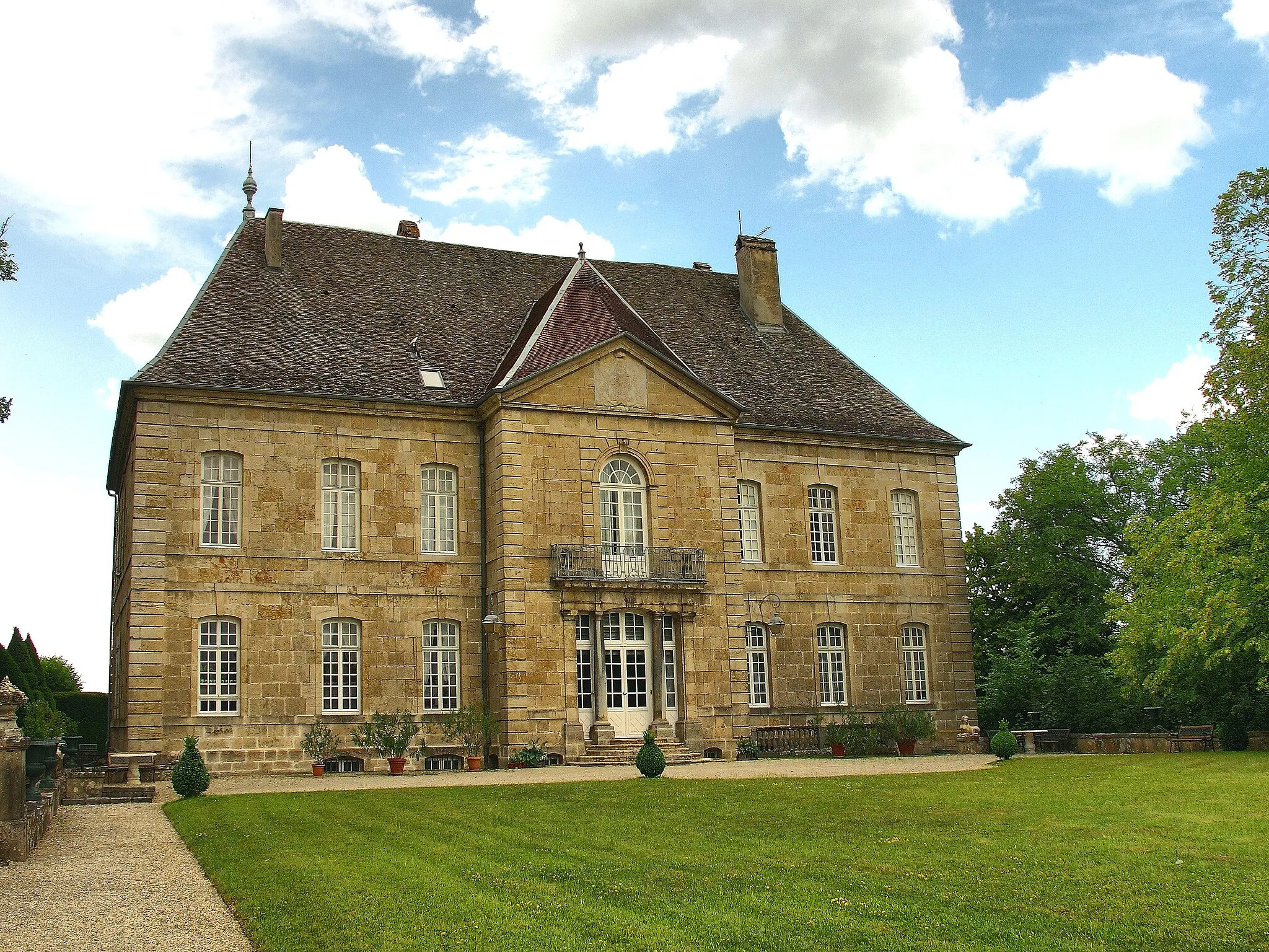 Photo showing: This building is inscrit au titre des monuments historiques de la France. It is indexed in the base Mérimée, a database of architectural heritage maintained by the French Ministry of Culture, under the reference PA00101731 .