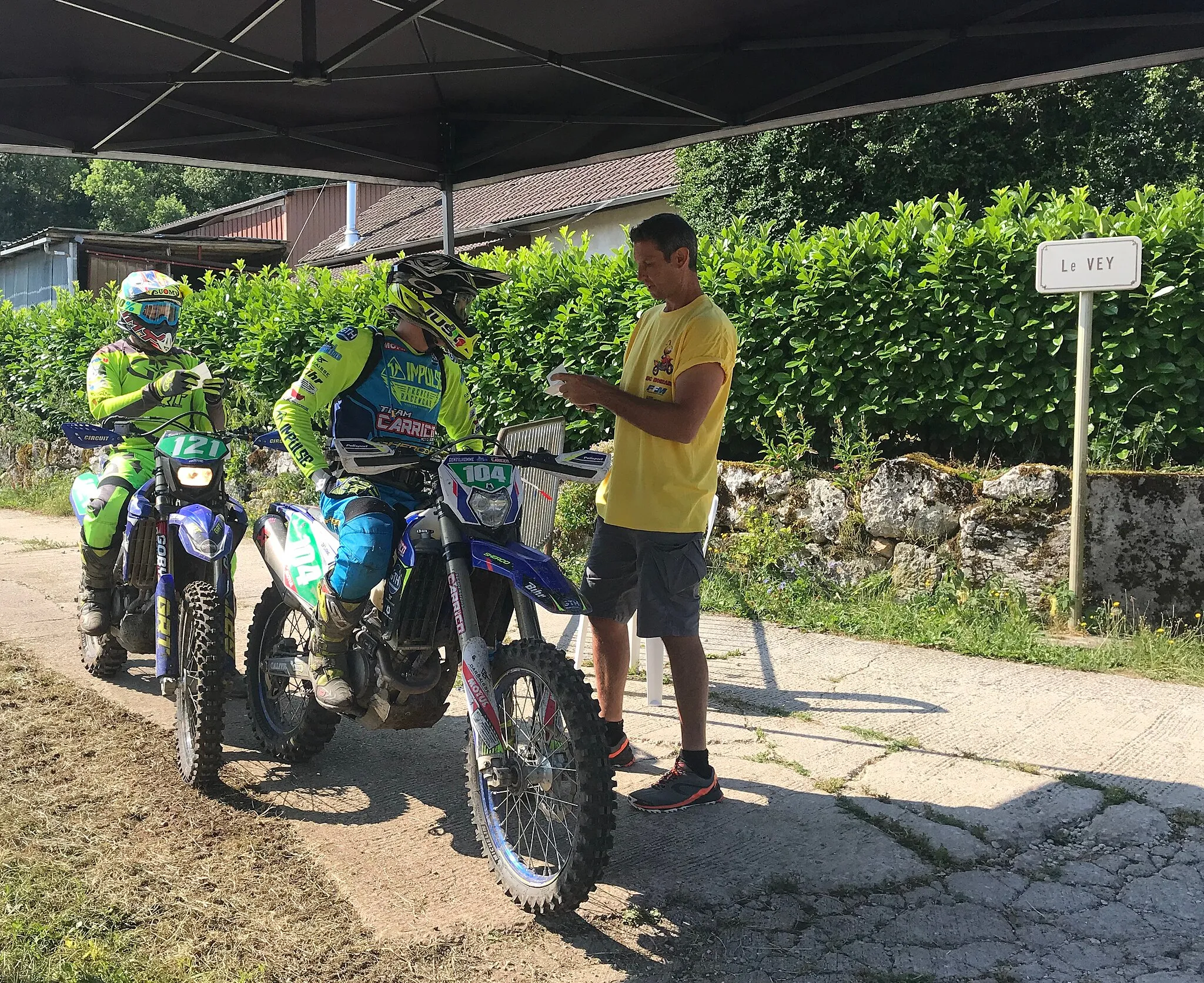 Photo showing: French Enduro Championship 2018 (4th stage), Moirans-en-Montagne (Jura, France), July 2018. According to the race list the riders, the racing teams and the motorcycles are:
104 - Eric Bucquet - Elite Moto 15 - KTM - 350 cc - Four-stroke engine

121 - Vincent Giacomo - Rando Moto Corse - KTM - 250 cc - Four-stroke engine