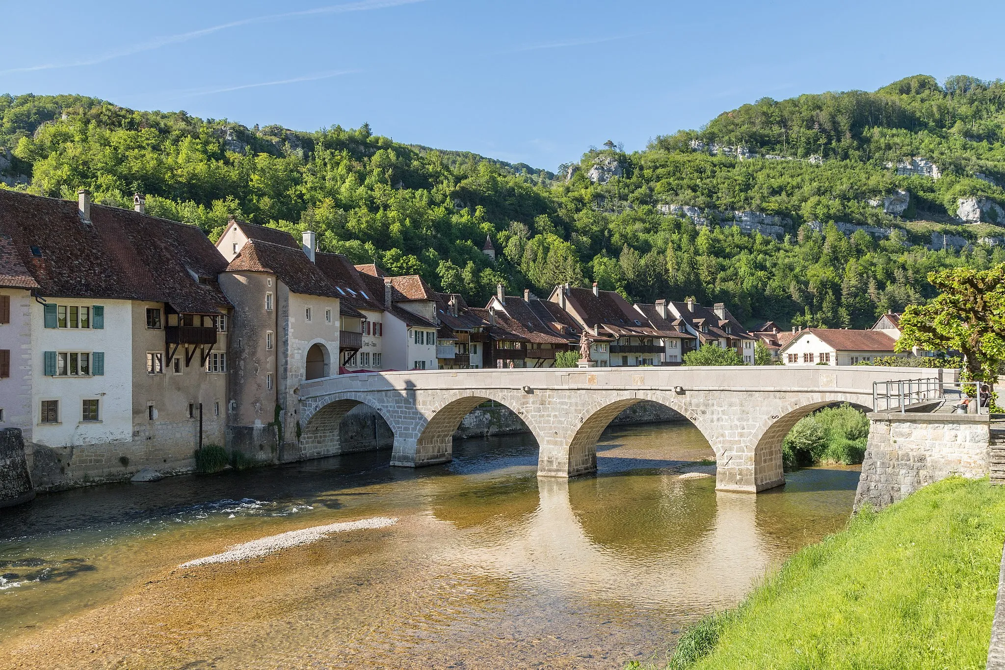 Photo showing: Historic stone bridge over River Doubs in Saint Ursanne, canton of Jura, Switzerland.