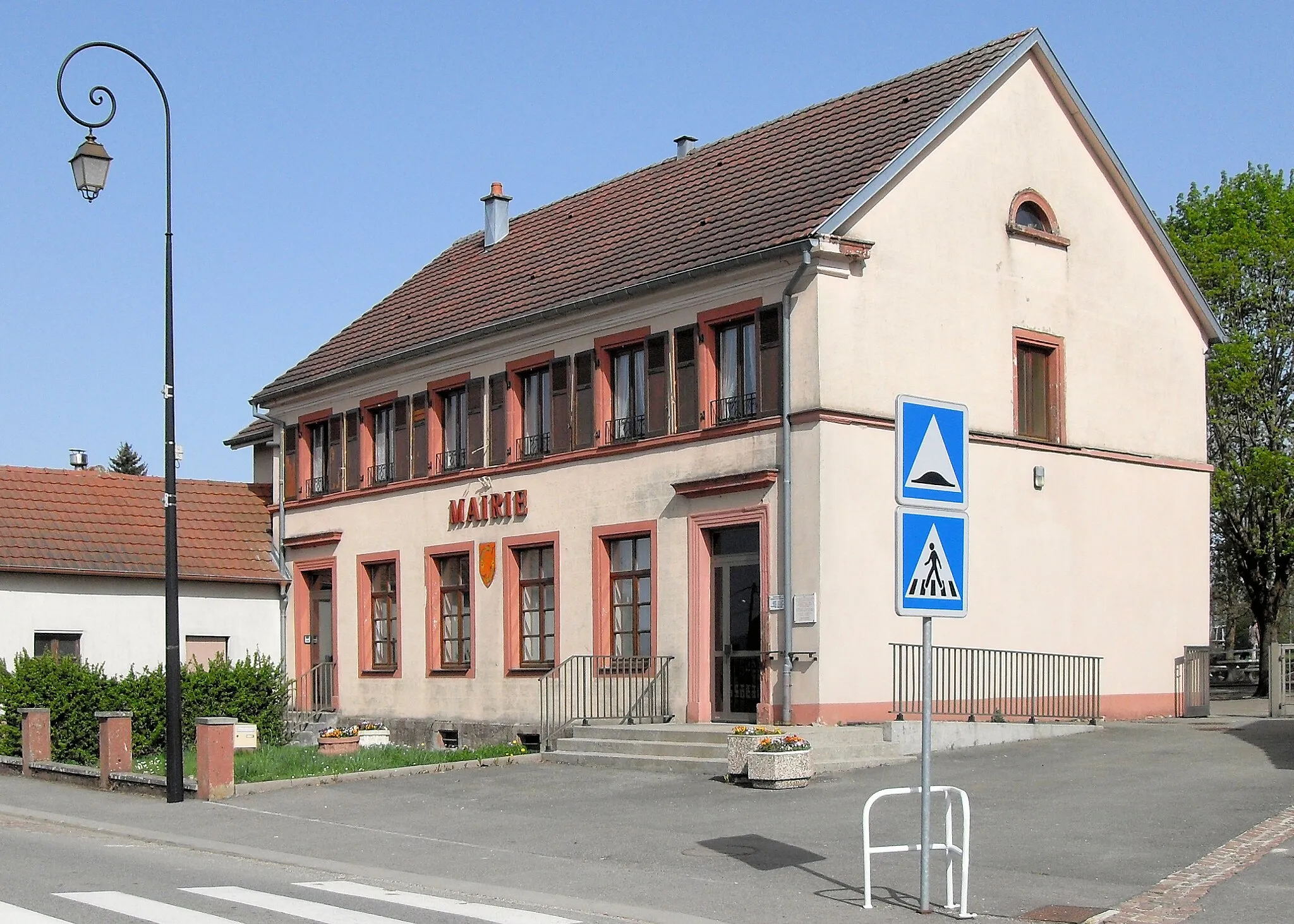 Photo showing: La mairie et l'ancienne école de Chavannes-sur-l'Étang