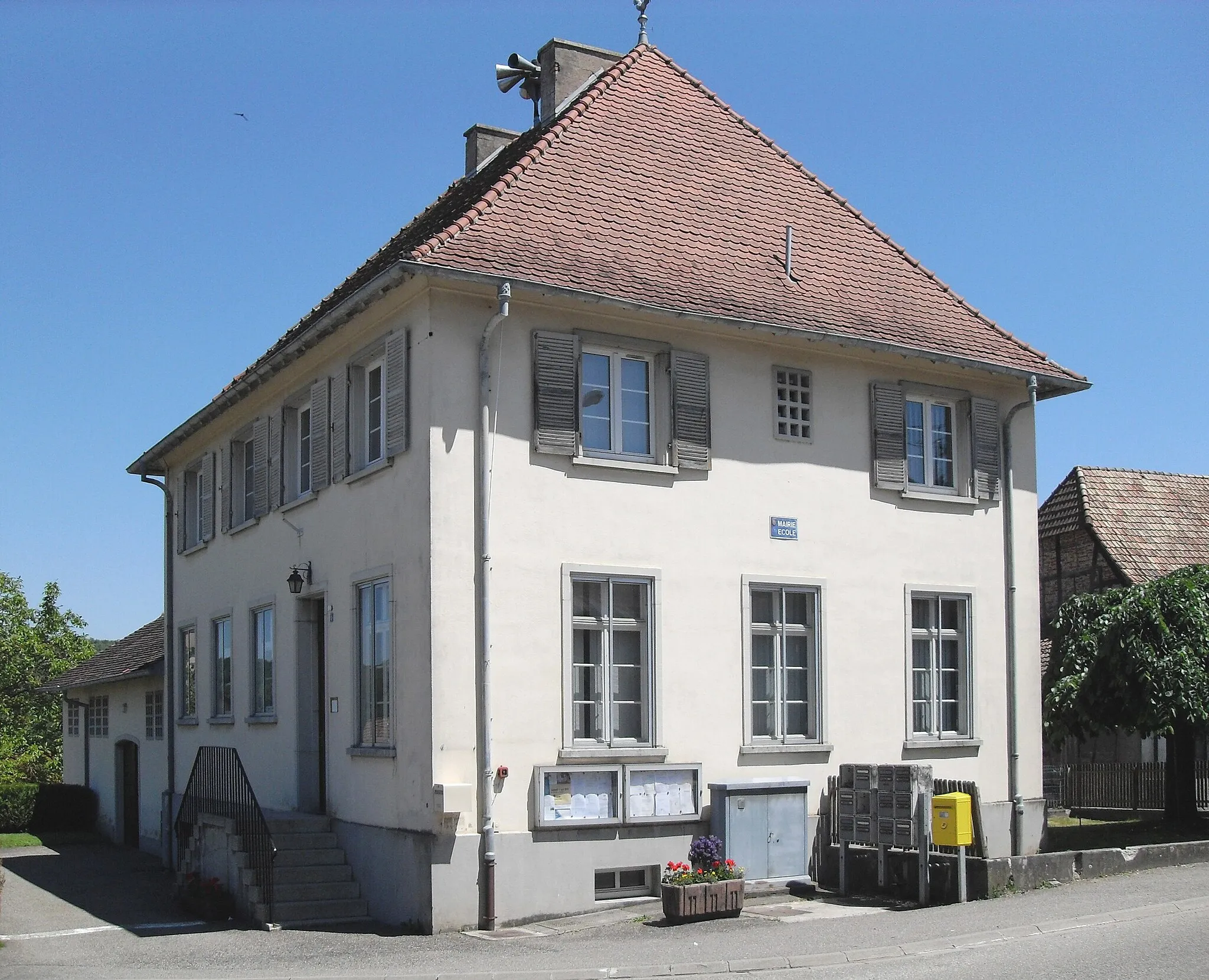 Photo showing: La mairie-école de Saint-Ulrich