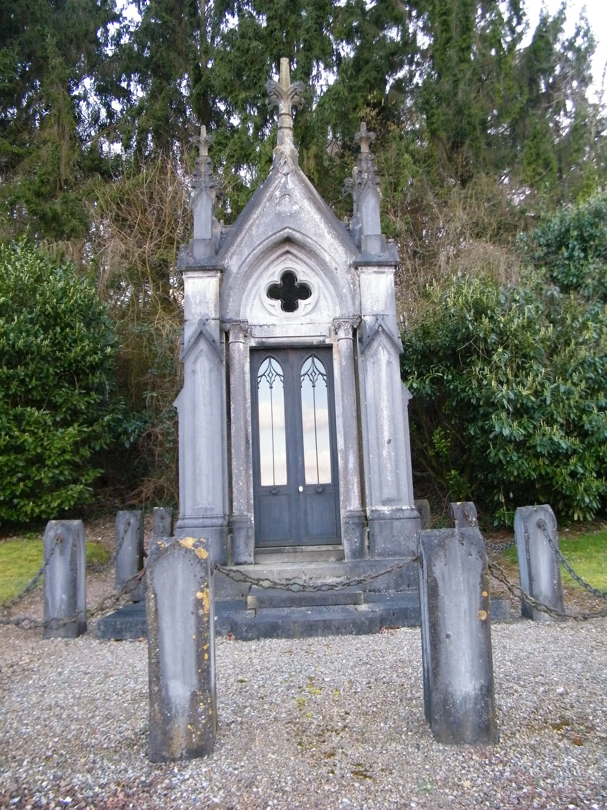 Photo showing: Chapelle dans le cimetière