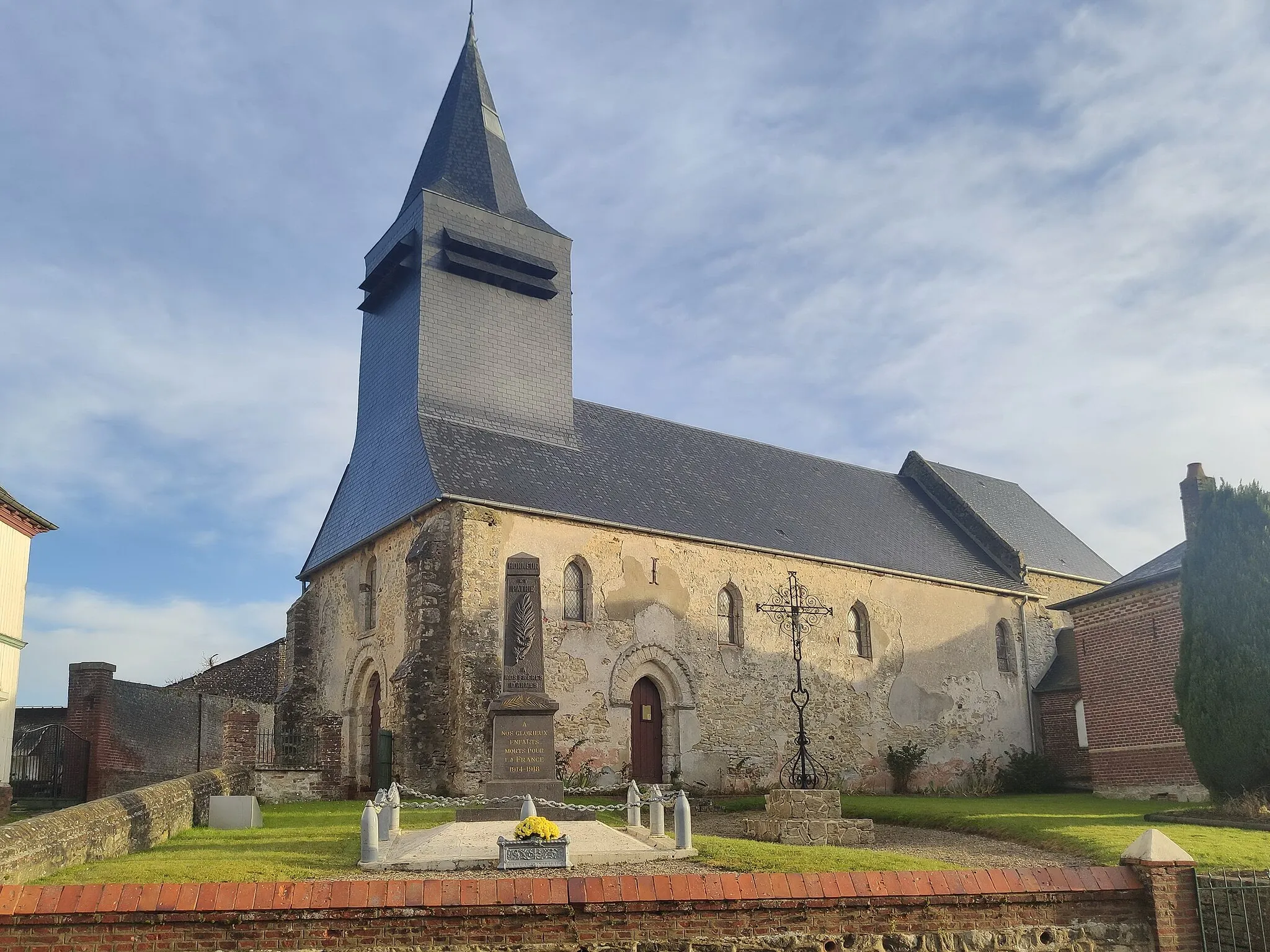 Photo showing: Canny-sur-Thérain : Église Saint-Leu de Canny-sur-Thérain‎ et monument aux morts