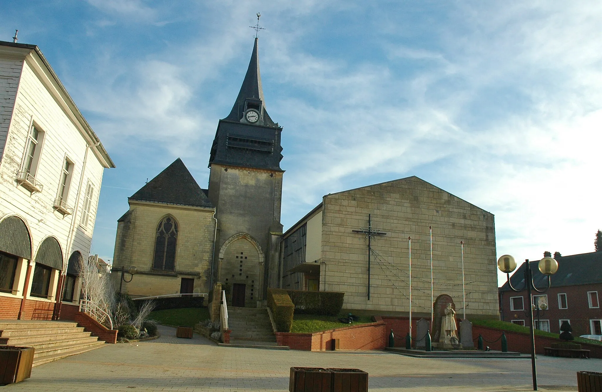 Photo showing: Londinières (Seine-Maritime, France).

La place de l'église avec le monument aux morts.