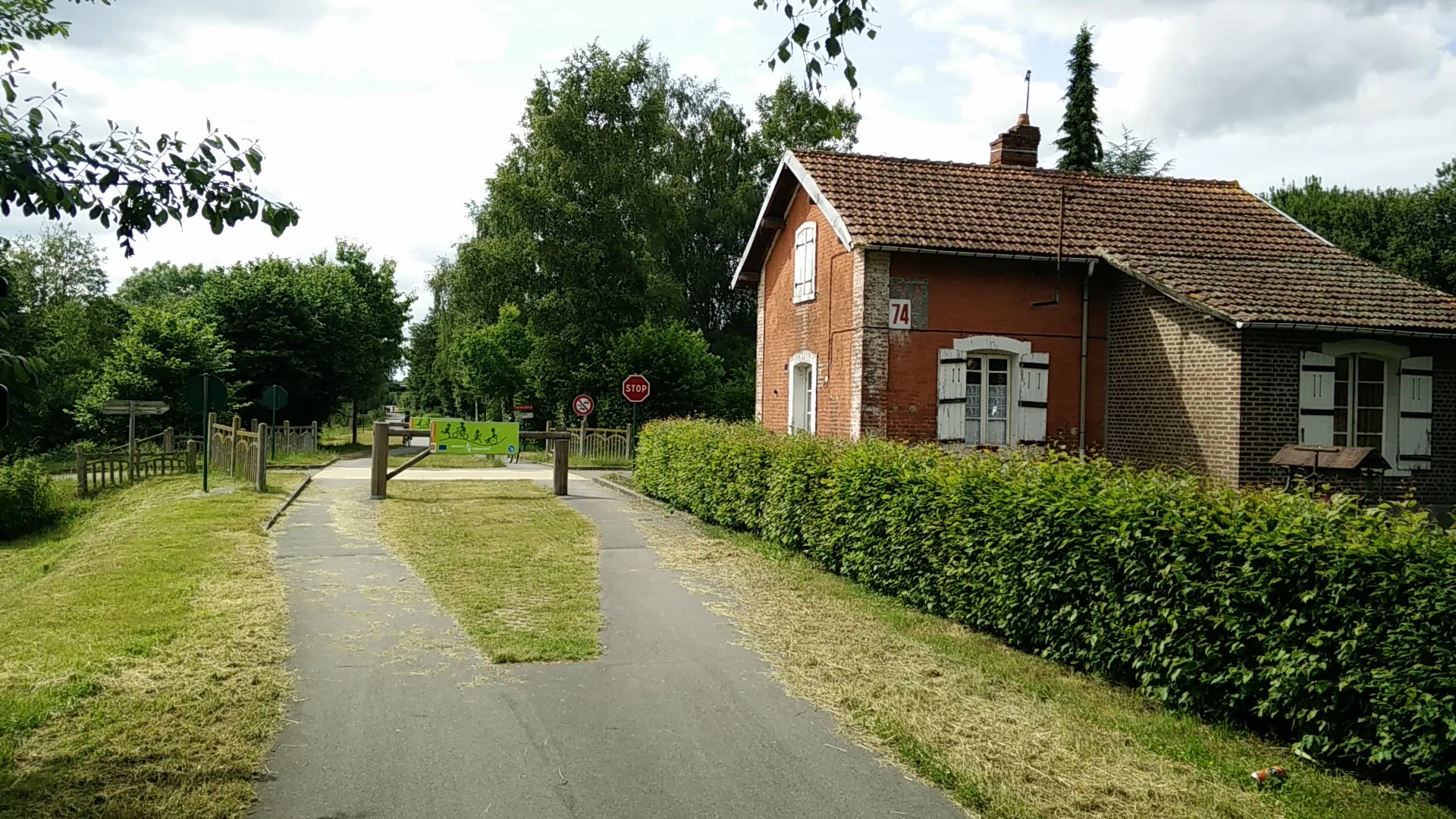 Photo showing: Avenue verte - Ancien passage à niveau - Neuville-Ferrières - Le Mesnil