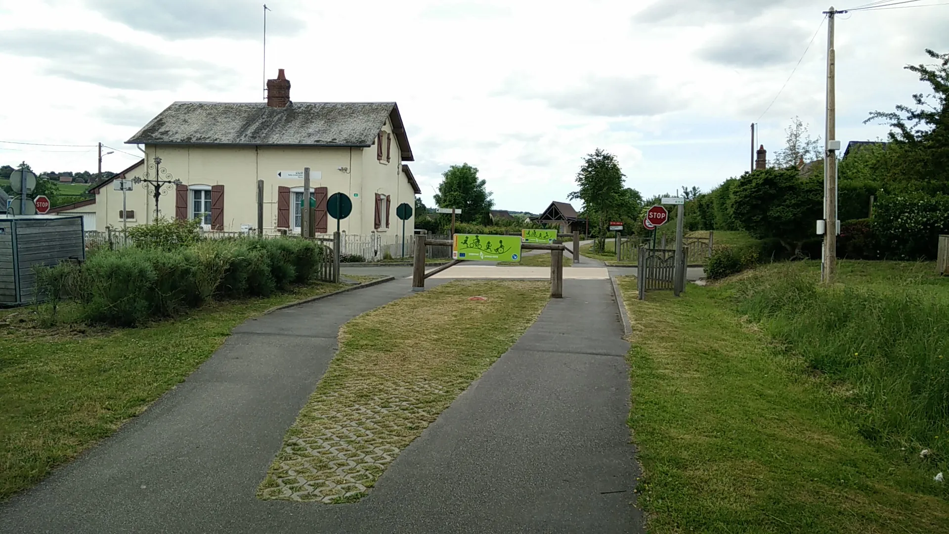 Photo showing: L'avenue verte - Ancien passage à niveau - Neuville-Ferrières