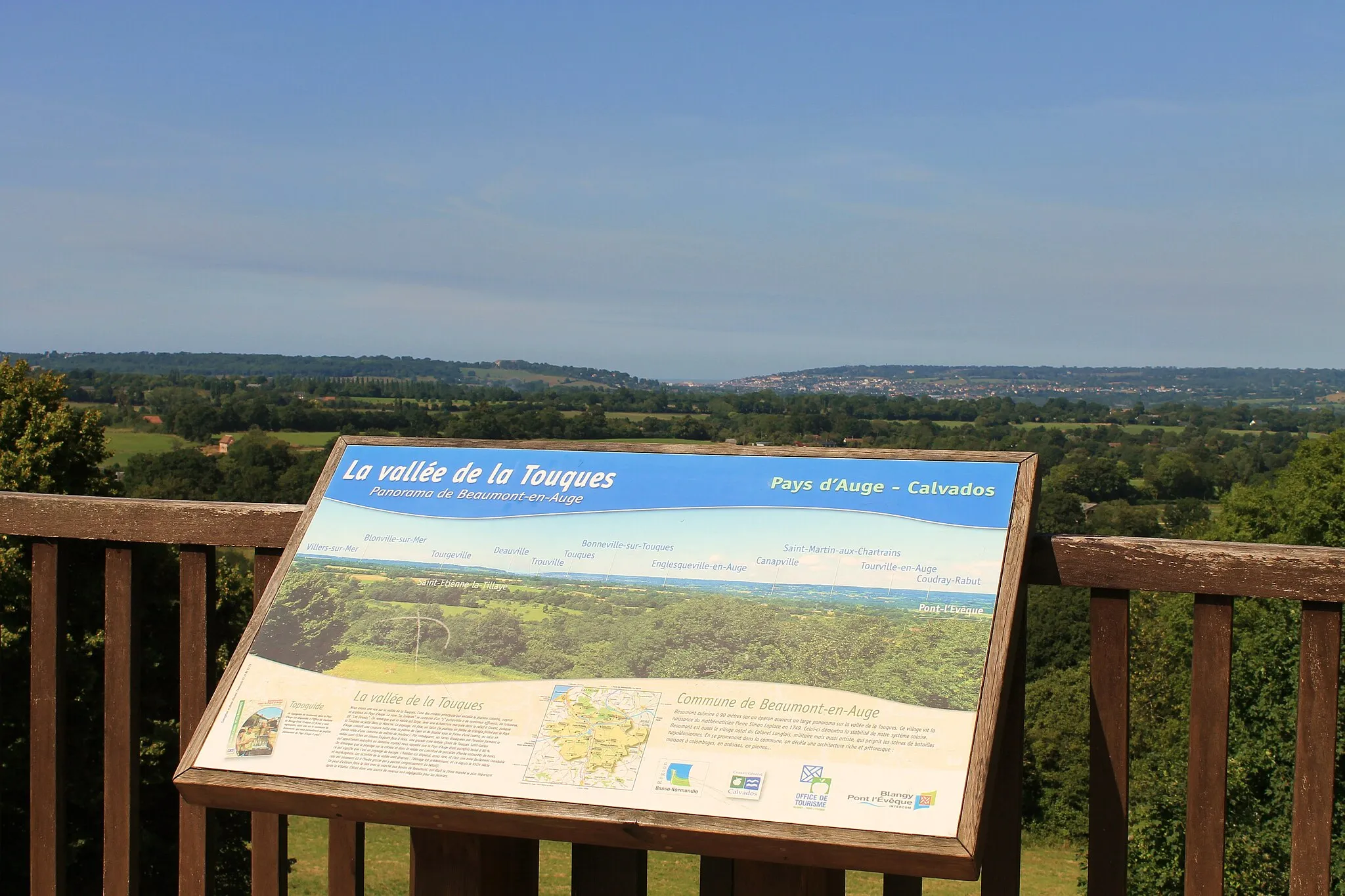 Photo showing: Panorama sur la vallée de la Touques depuis la Butte Serrurier à Beaumont-en-Auge (Calvados)