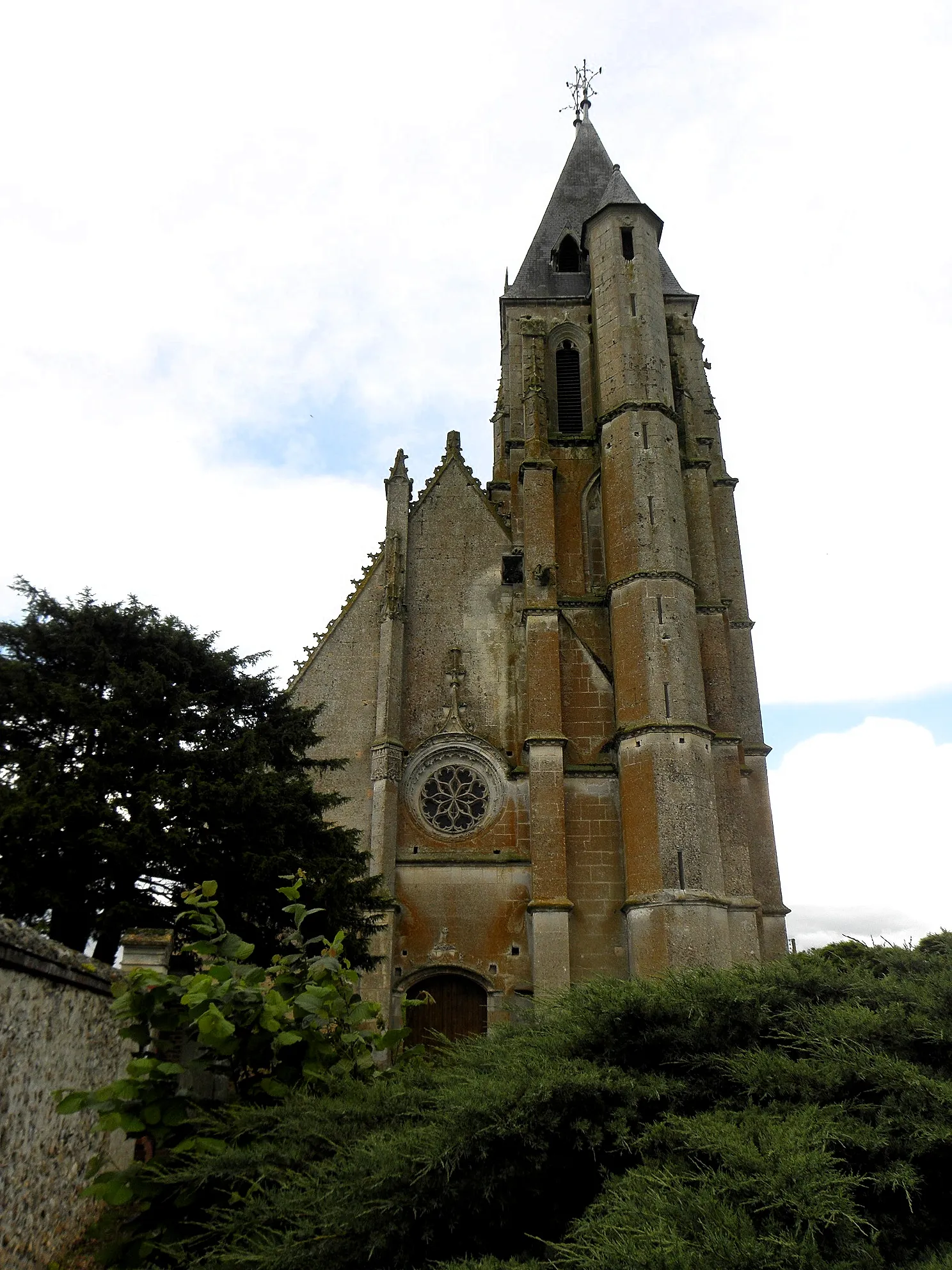 Photo showing: Extérieur de l'église Saint-Nicolas de Brezolles (28). Façade occidentale.
