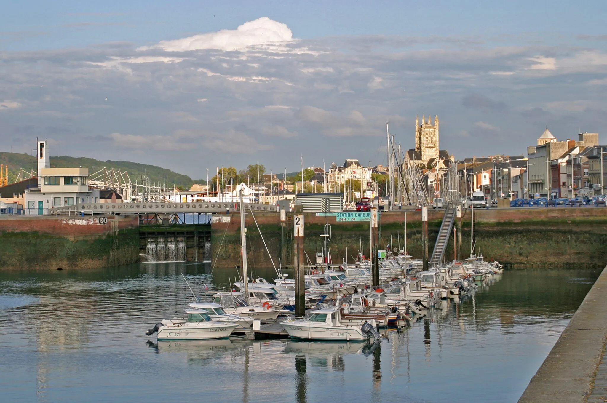 Photo showing: Yachthafen von Fécamp bei Ebbe (Tidenhub etwa 7 Meter). Im Hintergrund der Turm der Kirche St-Étienne. Fécamp ist ein Küstenort in der Region Normandie, Frankreich.