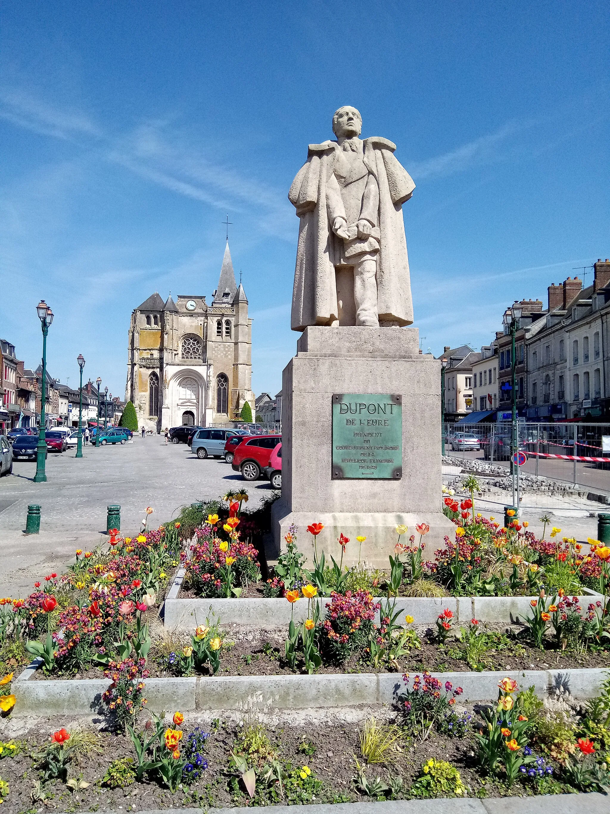 Photo showing: La statue de Jacques Dupont de l'Eure (Roger Courroy sc.) et, en arrière-plan, l'église Saint-Pierre-et-Saint-Paul