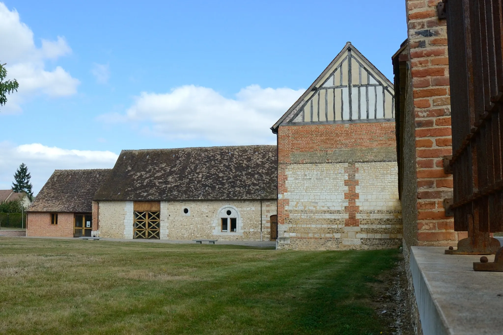 Photo showing: This building is indexed in the base Mérimée, a database of architectural heritage maintained by the French Ministry of Culture, under the reference PA00135536 .