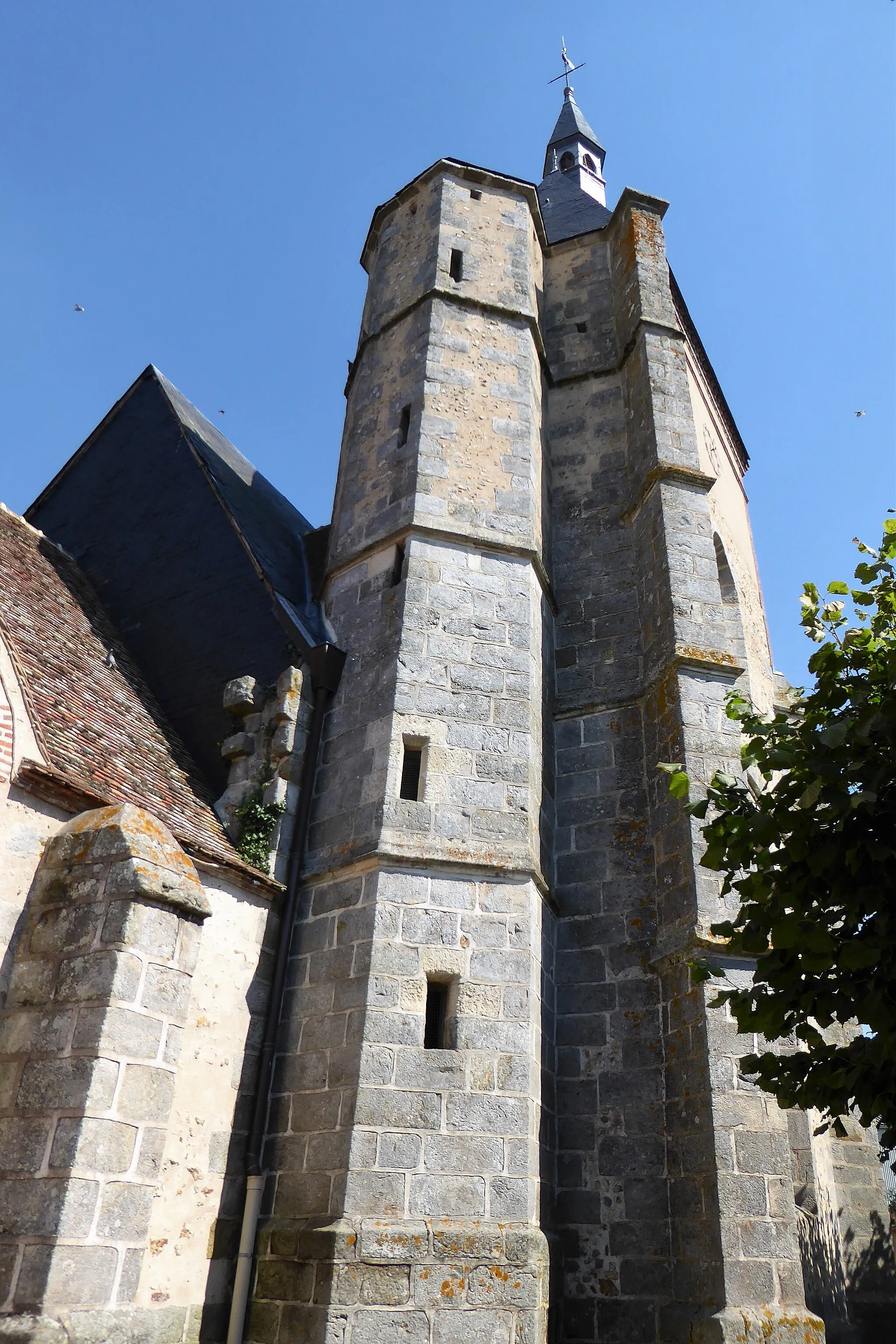 Photo showing: tour-clocher avec sa tourelle d'accès et son clocheton, église Saint-Rémi du Boullay-Mivoye, Eure-et-Loir, France.