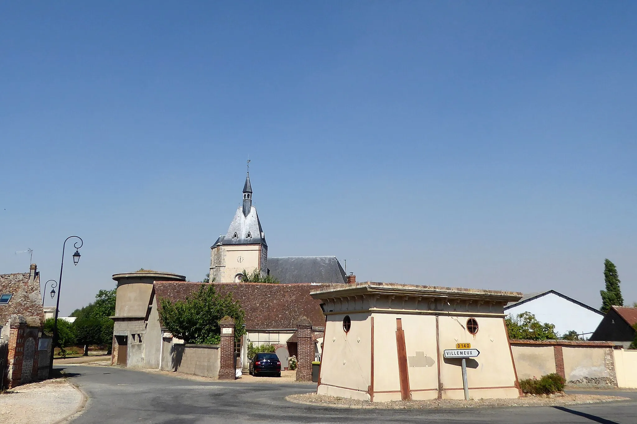 Photo showing: rue Saint-Rémy, le Boullay-Mivoye, Eure-et-Loir, France. Au premier plan, le socle de l'ancienne éolienne.