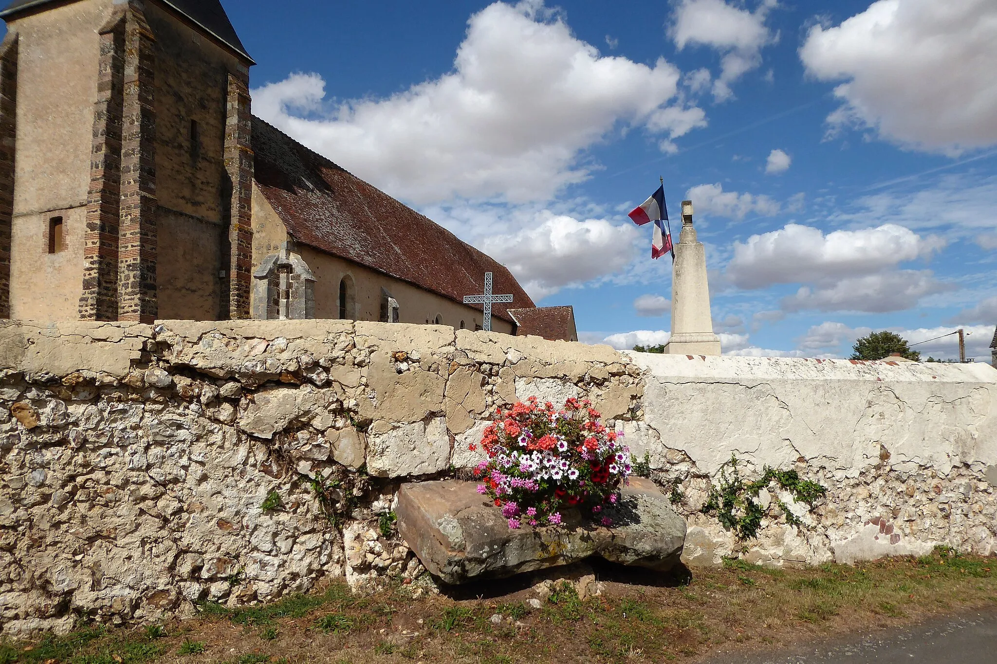 Photo showing: dolmen et monument aux morts d'Écublé, Tremblay-les-Villages, Eure-et-Loir, France.