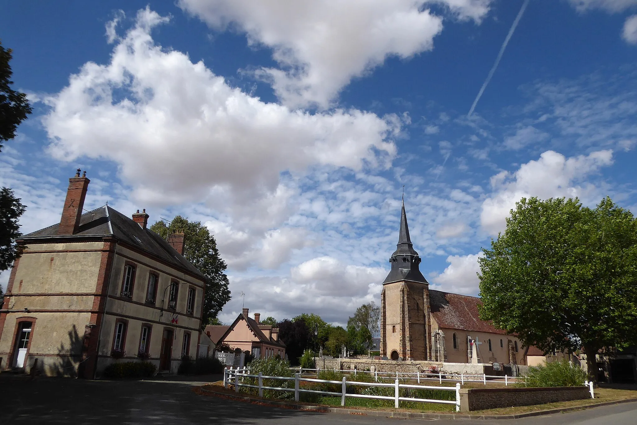 Photo showing: église Saint-Sulpice, mairie, monument aux morts et mare d'Ecublé, Tremblay-les-Villages, Eure-et-Loir, France.