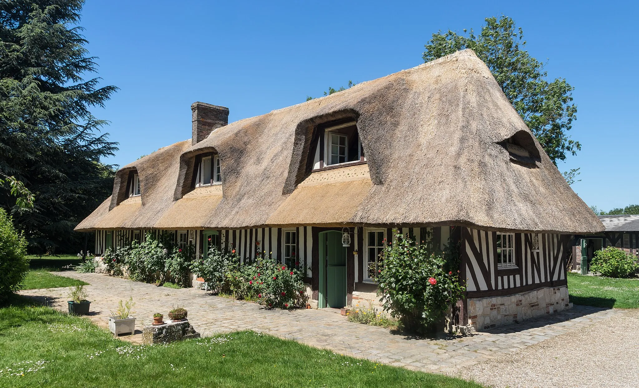 Photo showing: A true ancient cottage, timbered with thatched roof, Eure, Normandy, France.
